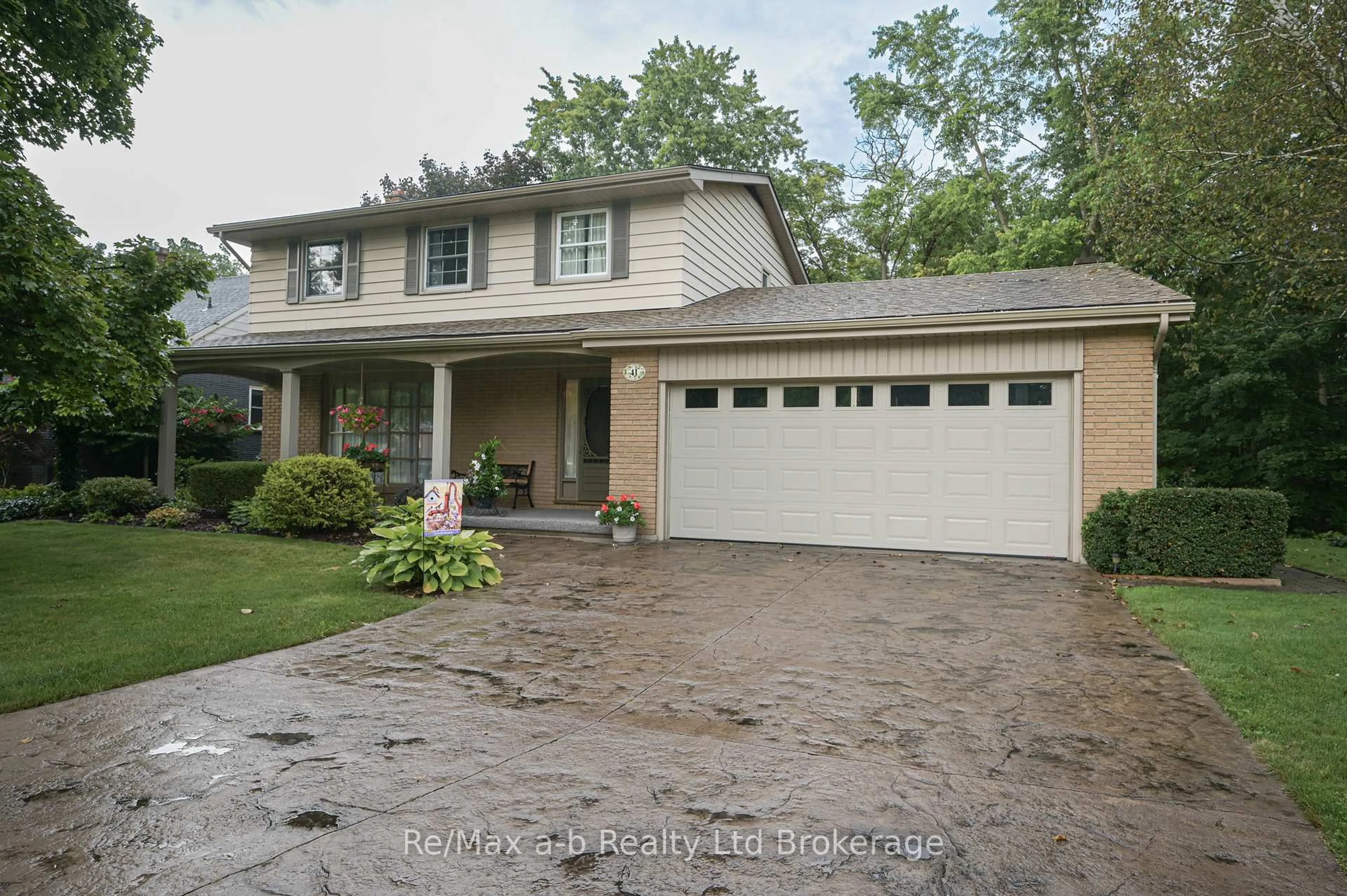 Home with vinyl exterior material, street for 41 Parkwood Dr, Tillsonburg Ontario N4G 2B7