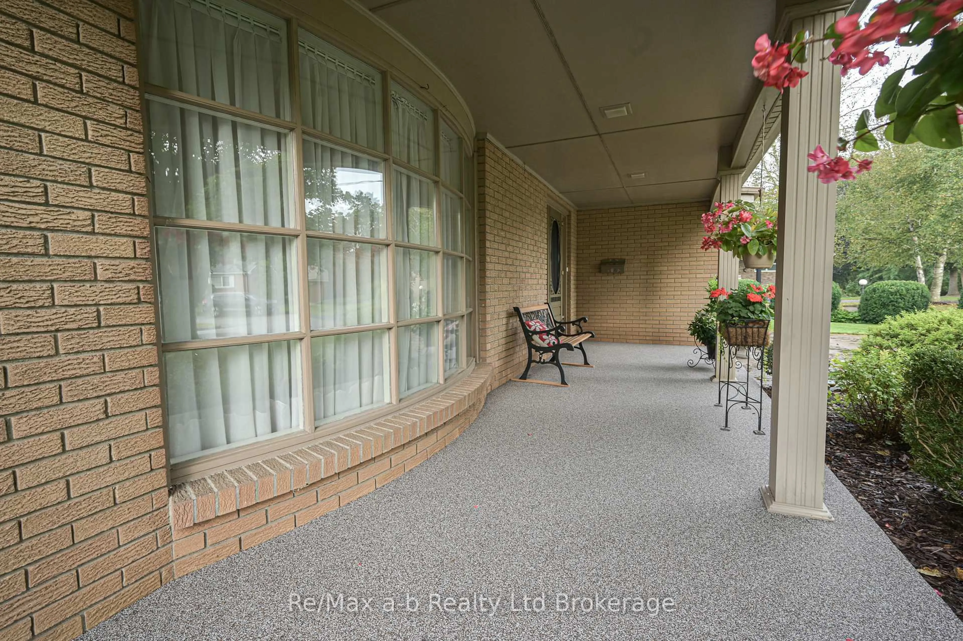 Patio, street for 41 Parkwood Dr, Tillsonburg Ontario N4G 2B7