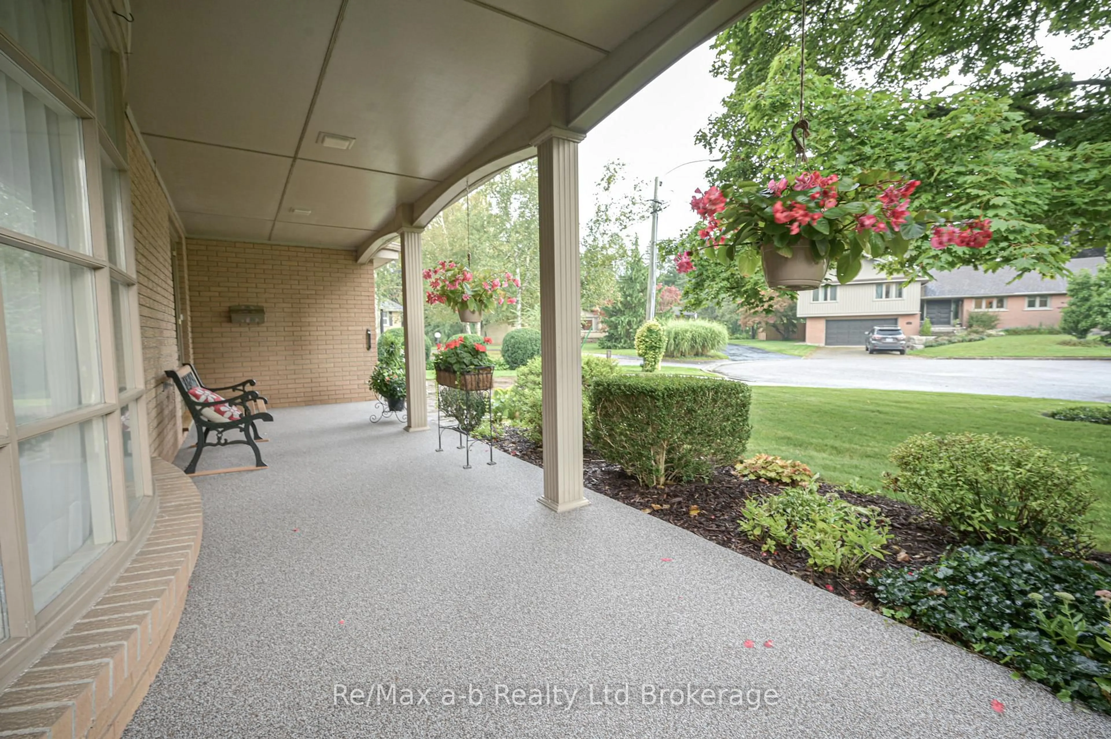 Patio, street for 41 Parkwood Dr, Tillsonburg Ontario N4G 2B7