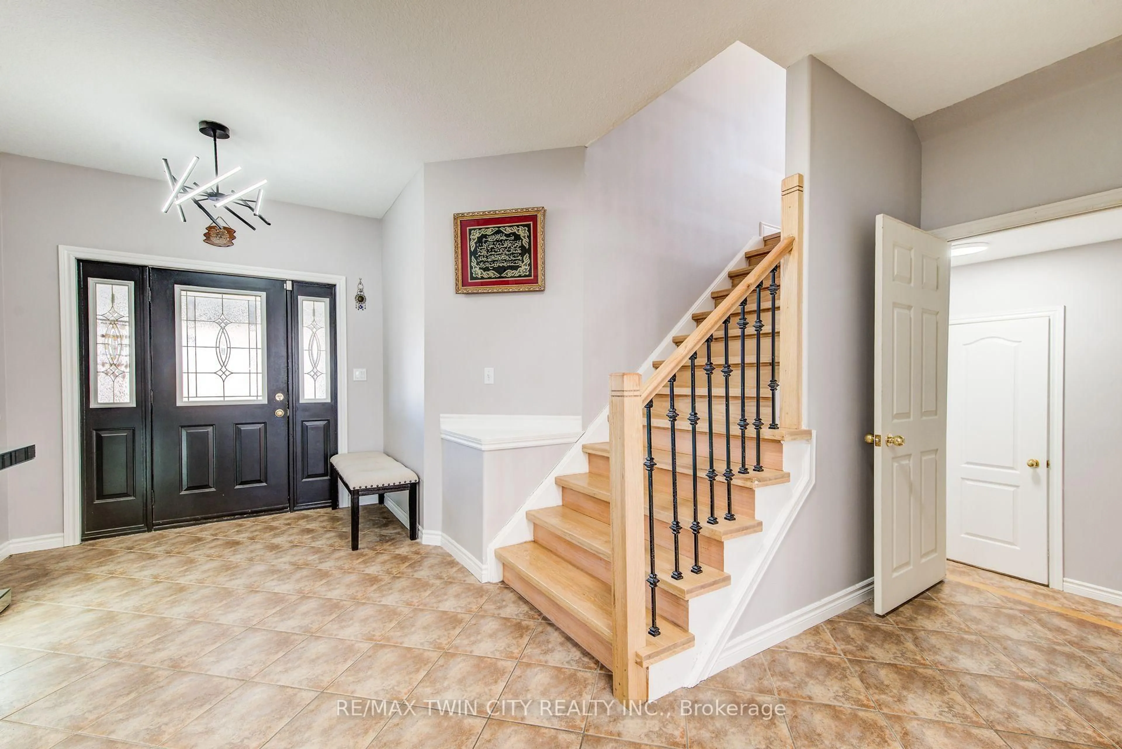 Indoor entryway for 144 Udvari Cres, Kitchener Ontario N2N 3P6