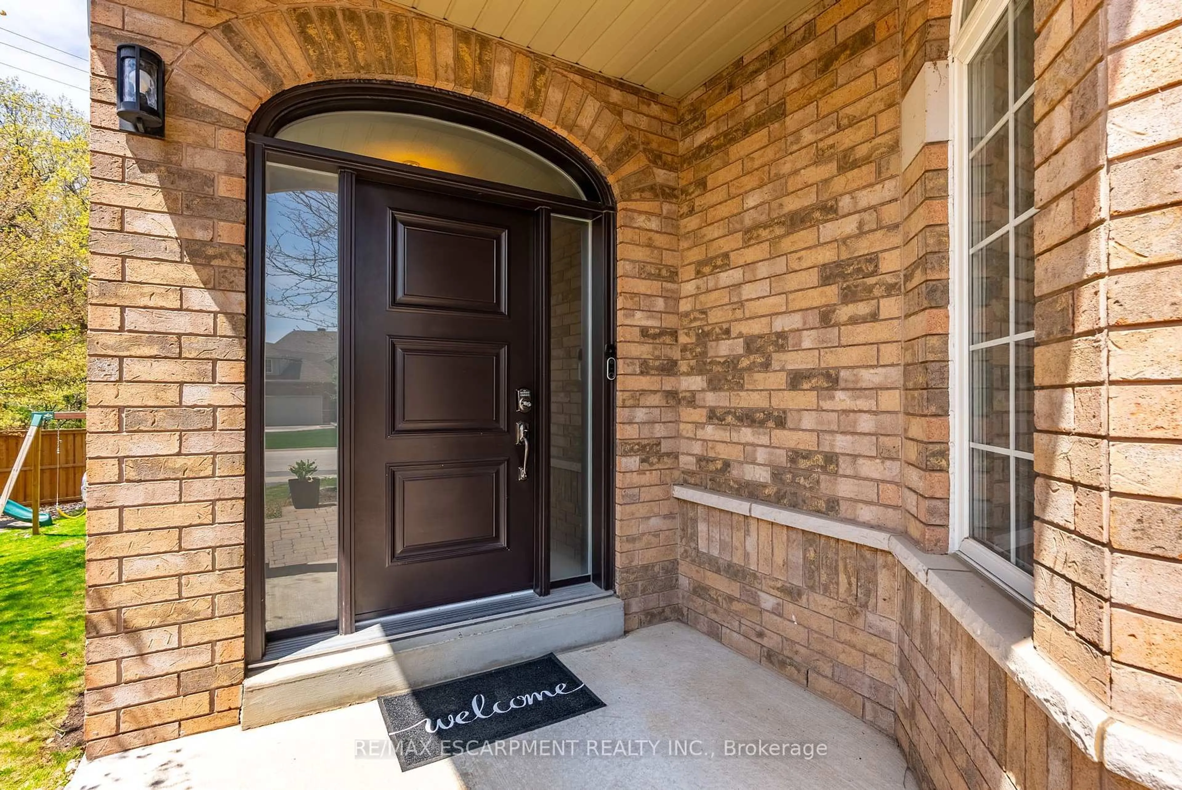 Indoor entryway for 58 ANDERSON Crt, Hamilton Ontario L9G 4Z7