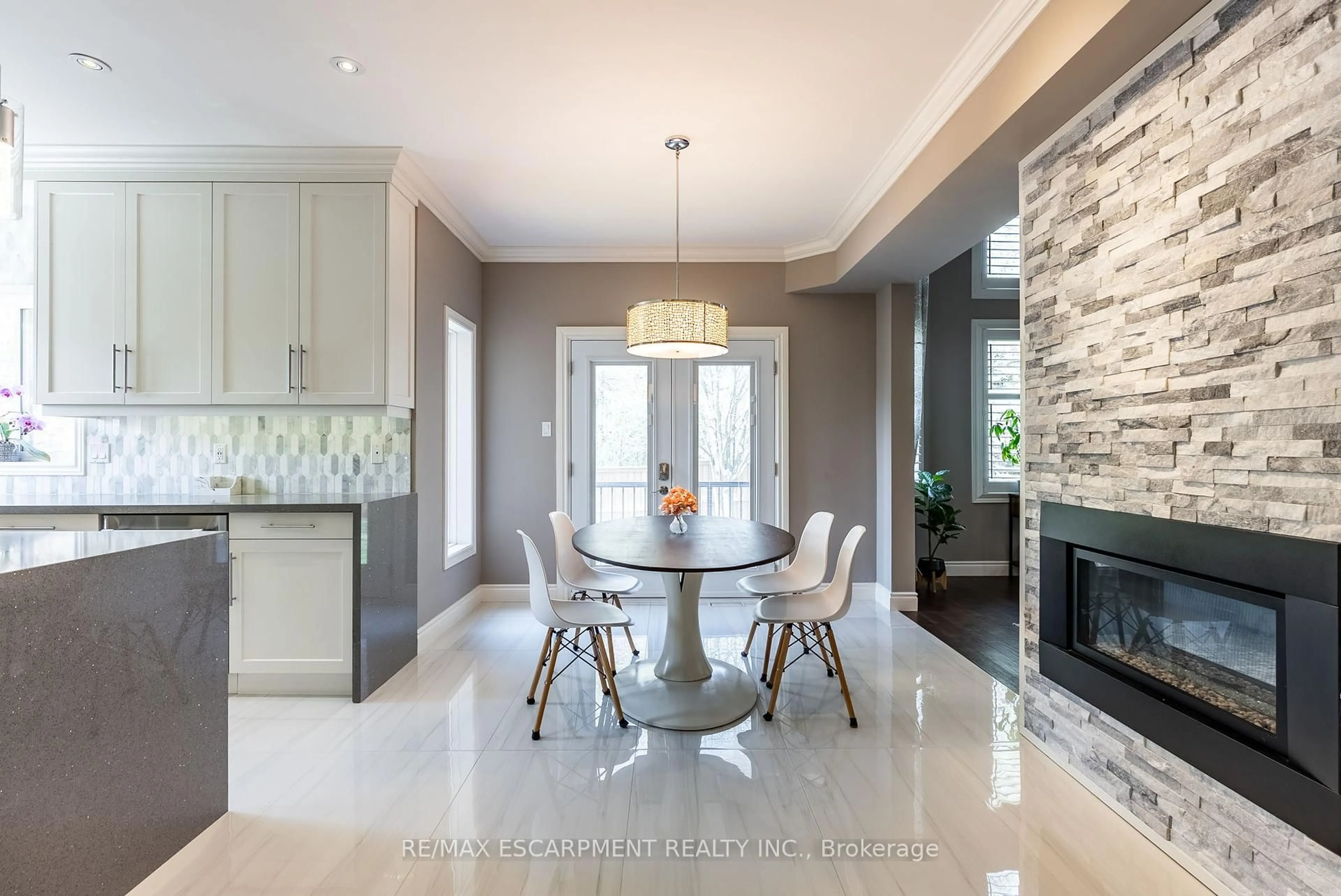 Contemporary kitchen, ceramic/tile floor for 58 ANDERSON Crt, Hamilton Ontario L9G 4Z7