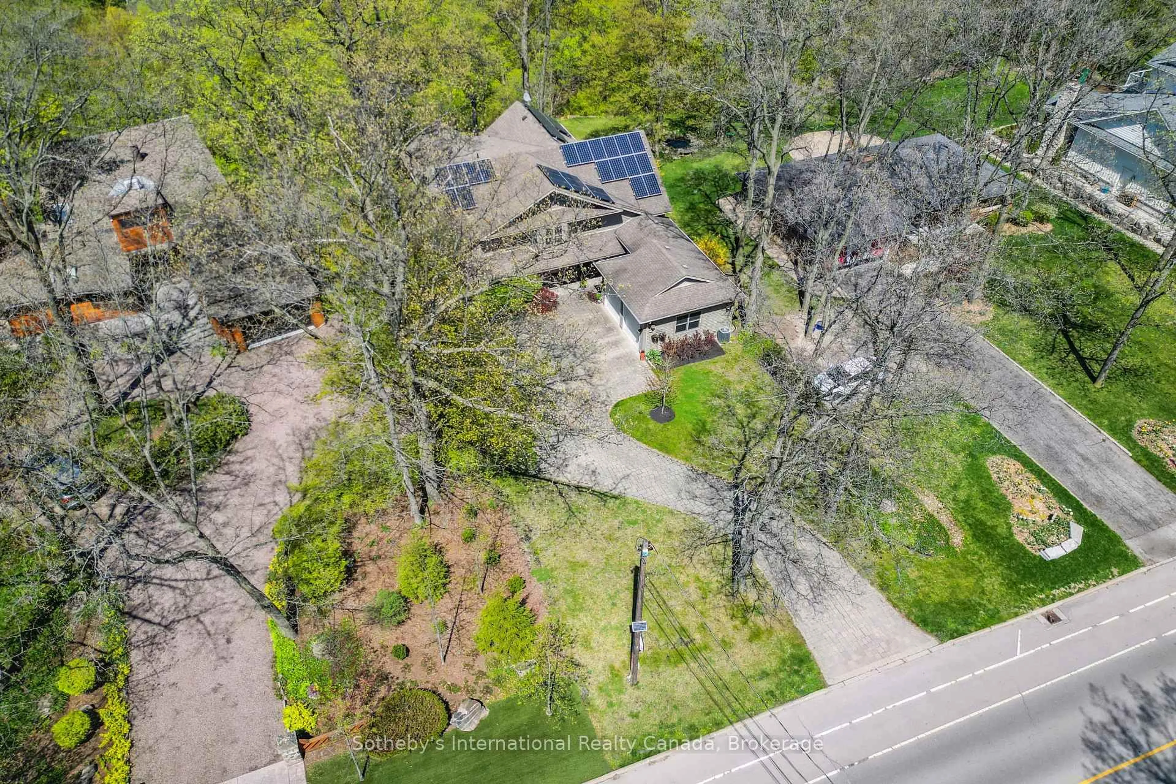 A pic from outside/outdoor area/front of a property/back of a property/a pic from drone, street for 534 Scenic Dr, Hamilton Ontario L9C 1G8