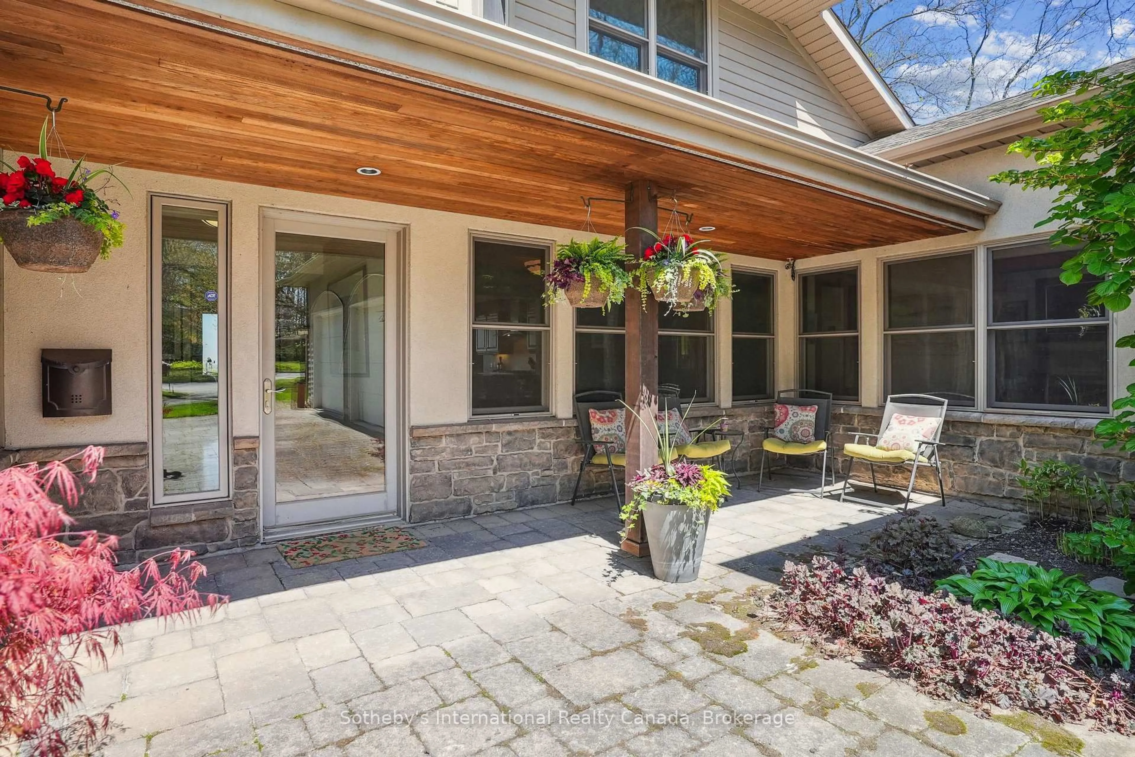 Patio, street for 534 Scenic Dr, Hamilton Ontario L9C 1G8