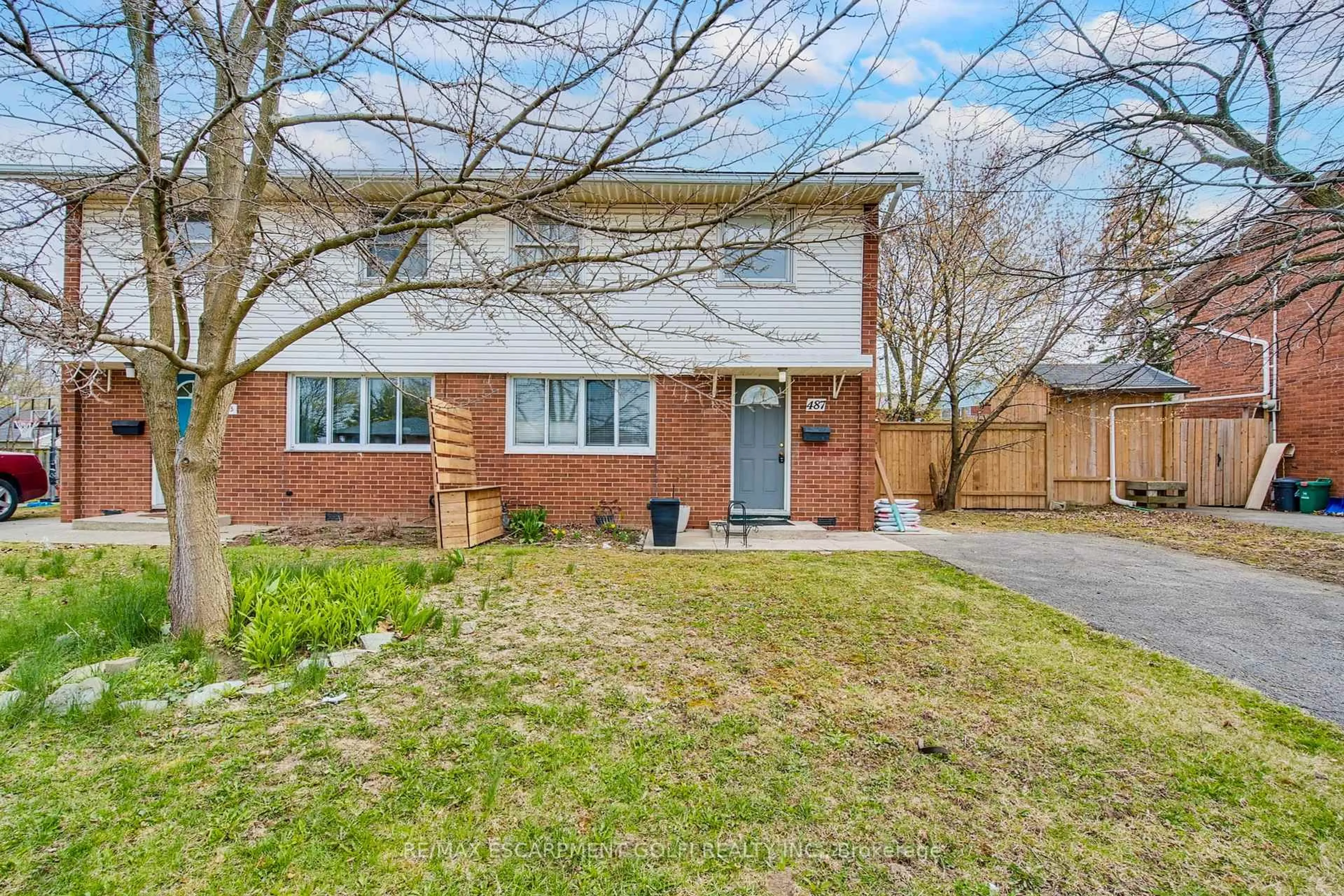 Home with brick exterior material, street for 487 East 25th St, Hamilton Ontario L8V 3B8