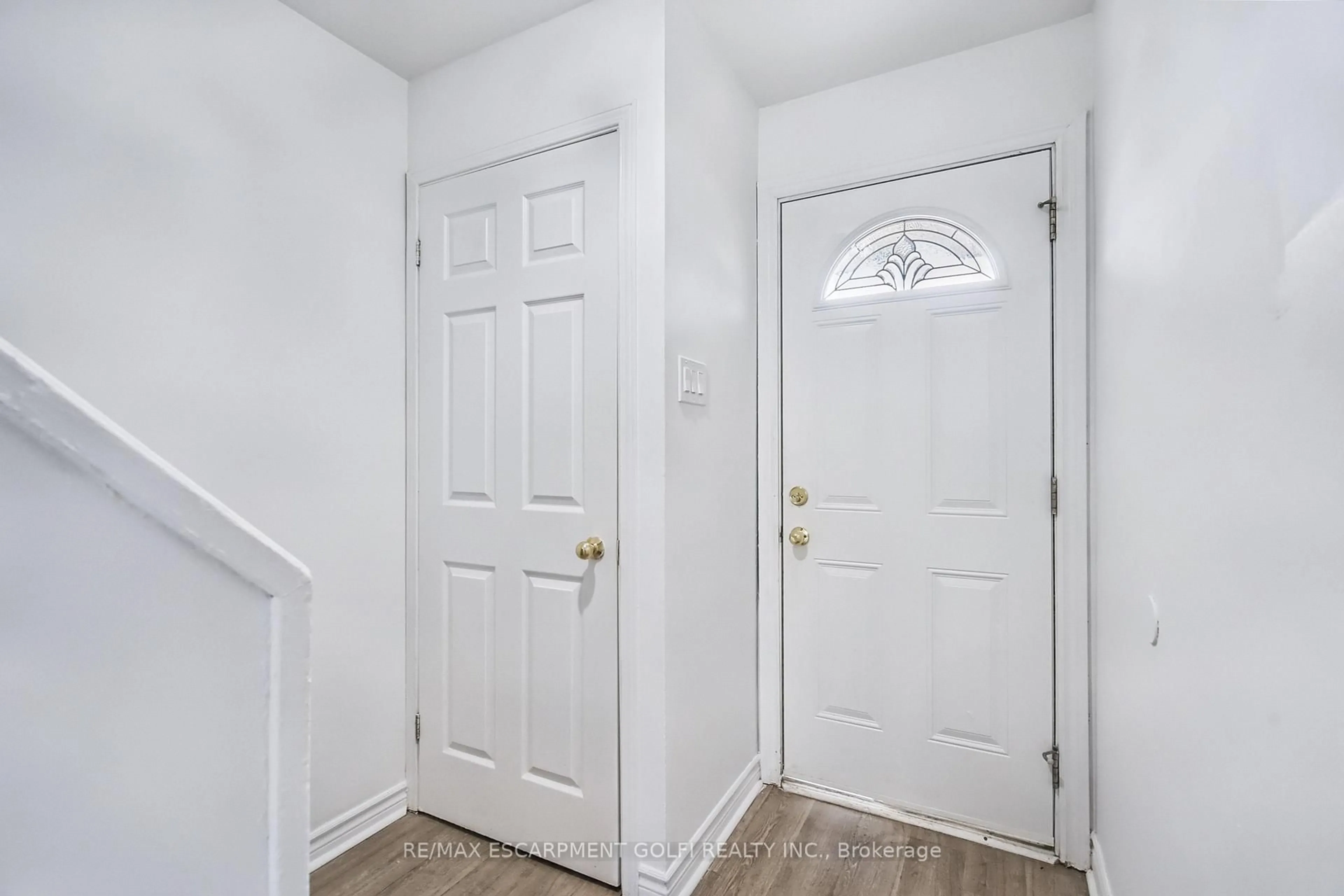 Indoor entryway for 487 East 25th St, Hamilton Ontario L8V 3B8