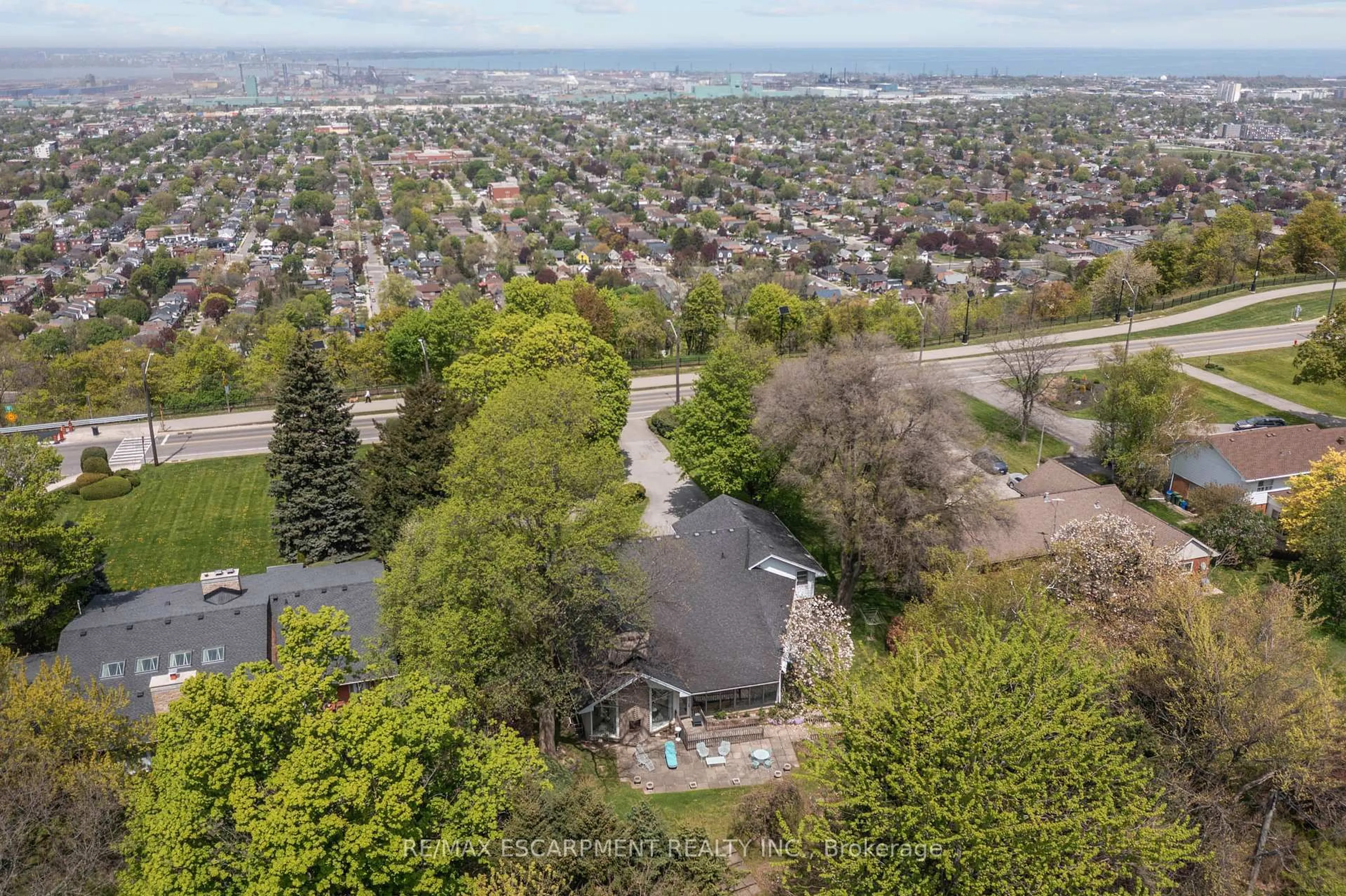 A pic from outside/outdoor area/front of a property/back of a property/a pic from drone, mountain view for 274 Mountain Brow Blvd, Hamilton Ontario L8T 1A6