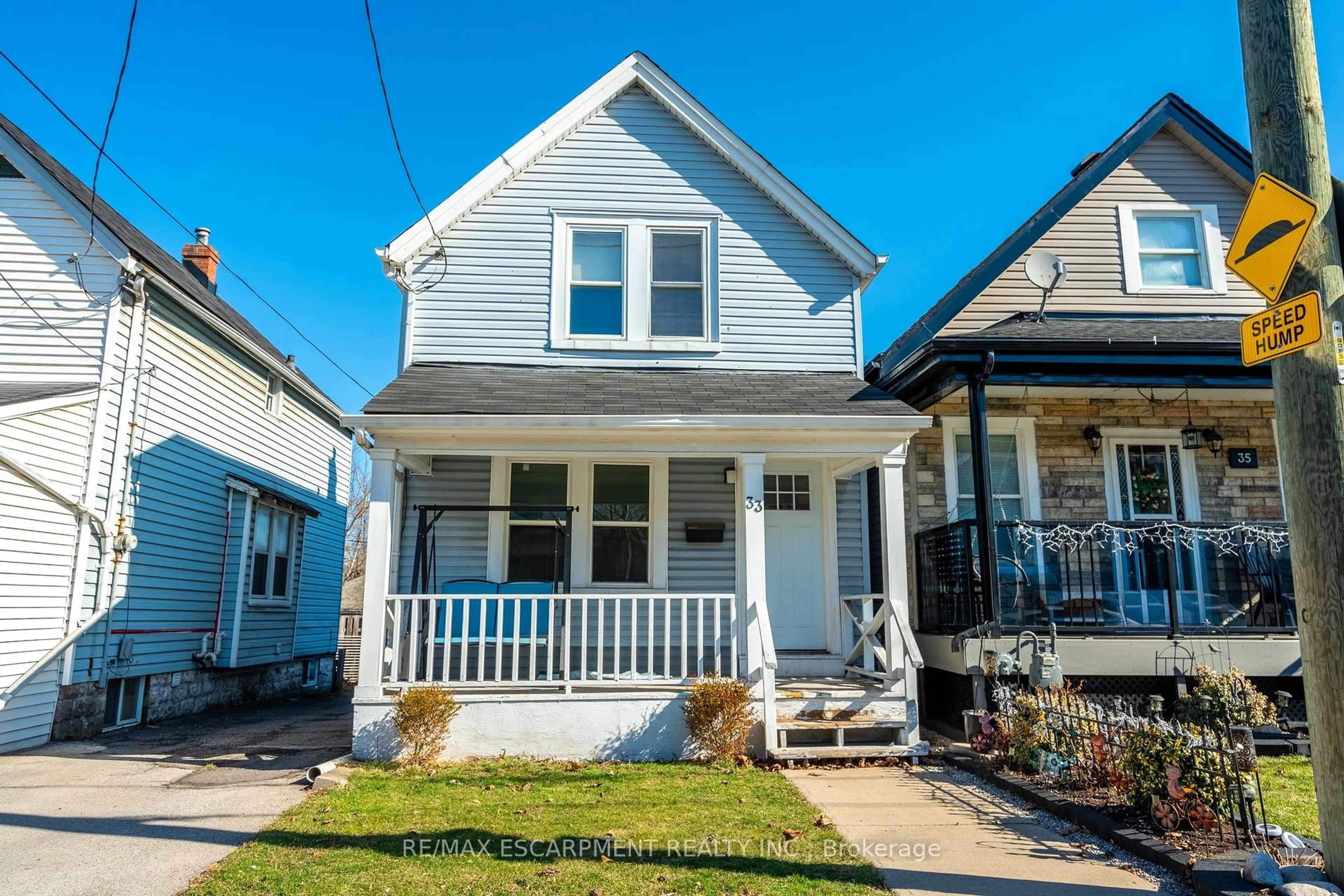 Home with vinyl exterior material, street for 33 Dalkeith Ave, Hamilton Ontario L8L 3J3