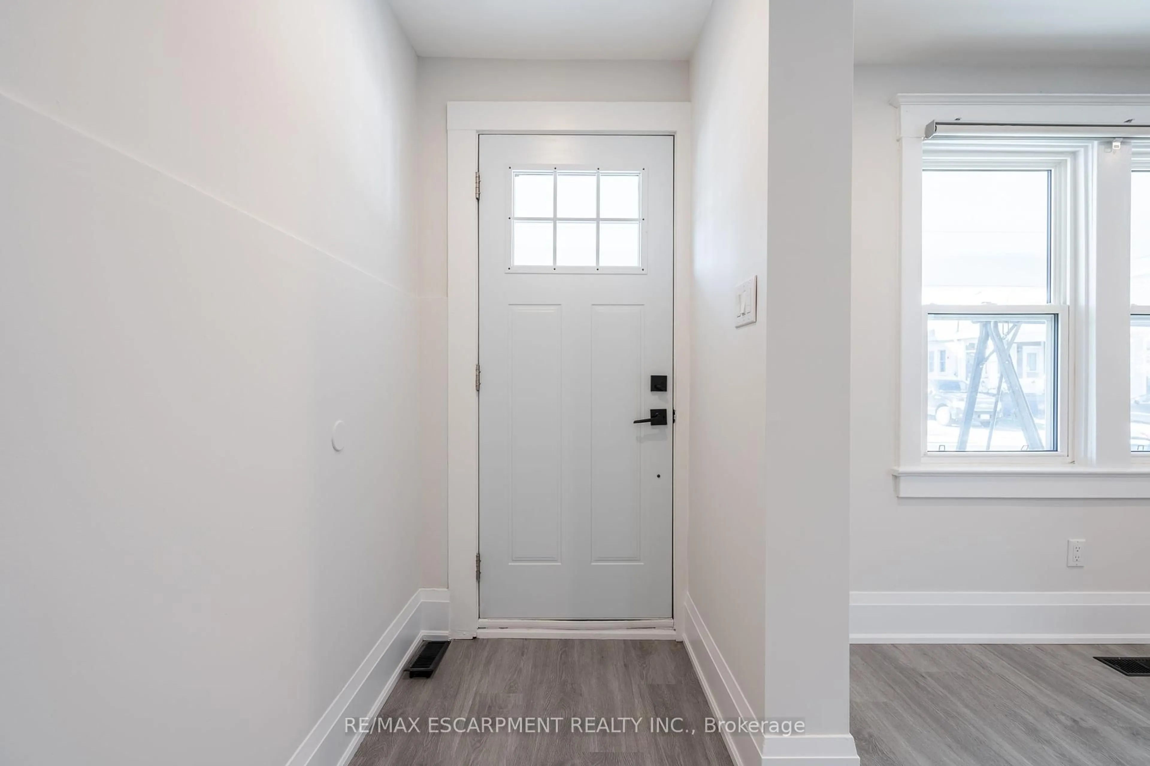Indoor entryway for 33 Dalkeith Ave, Hamilton Ontario L8L 3J3