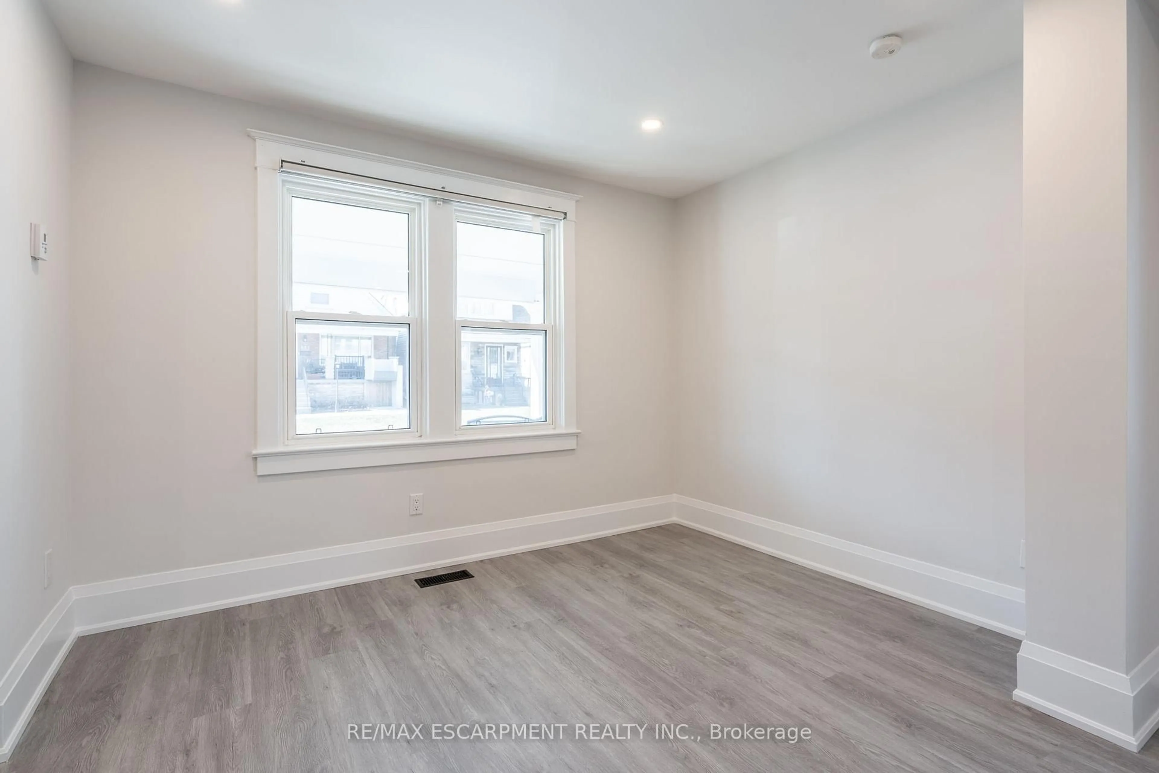 A pic of a room for 33 Dalkeith Ave, Hamilton Ontario L8L 3J3