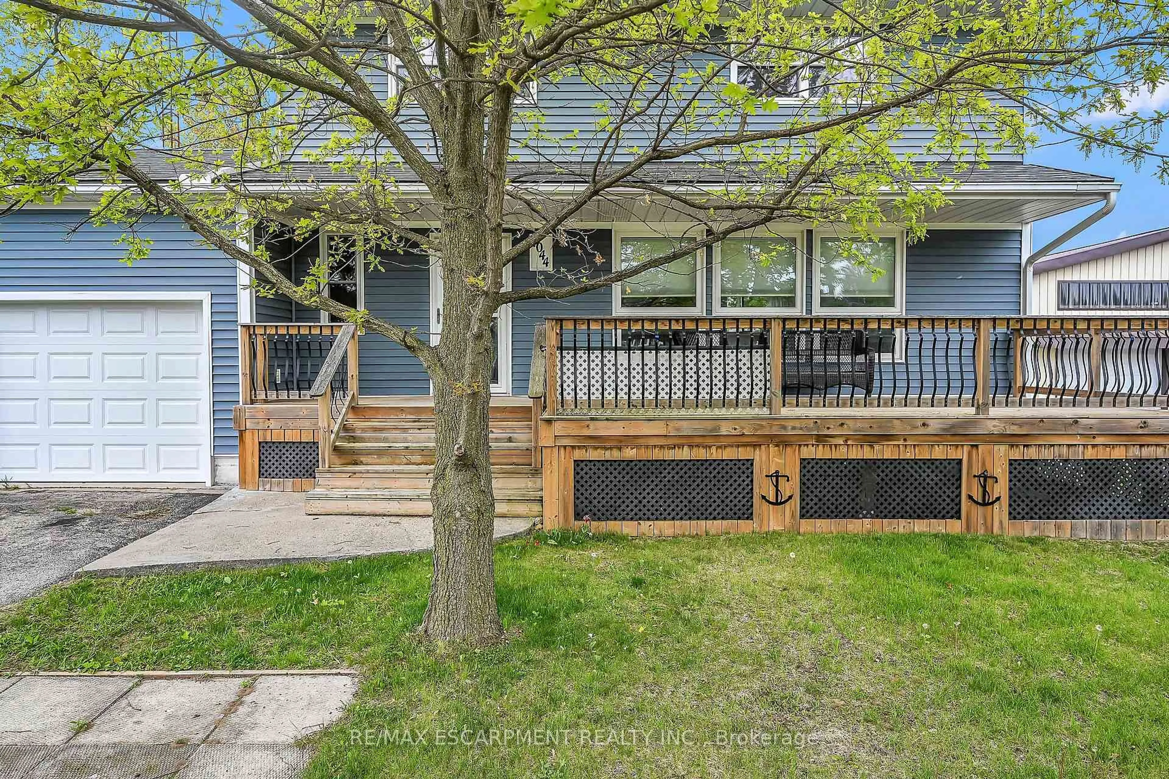 Patio, street for 1044 Main St, Norfolk Ontario N0A 1N2