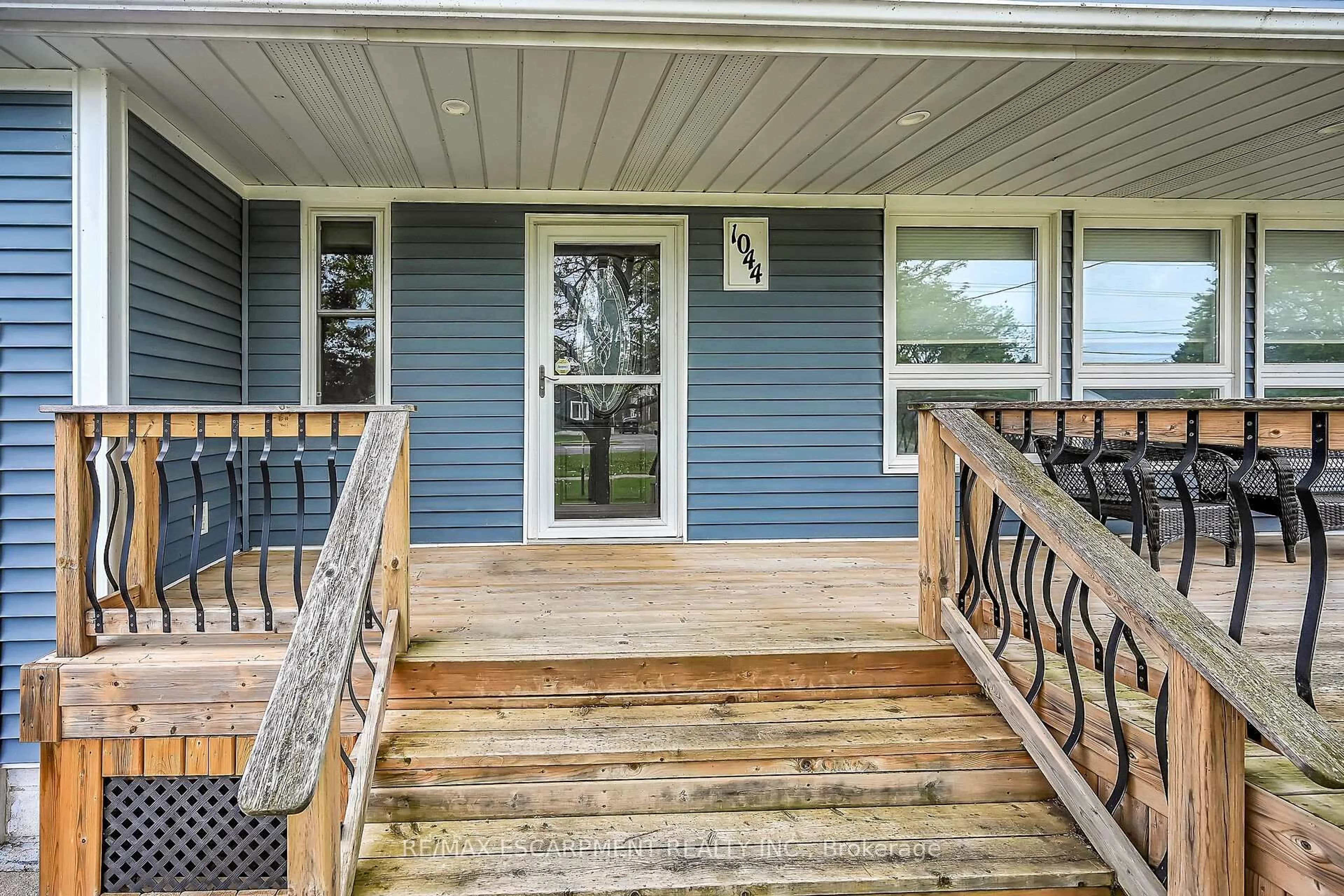 Home with vinyl exterior material, unknown for 1044 Main St, Norfolk Ontario N0A 1N2