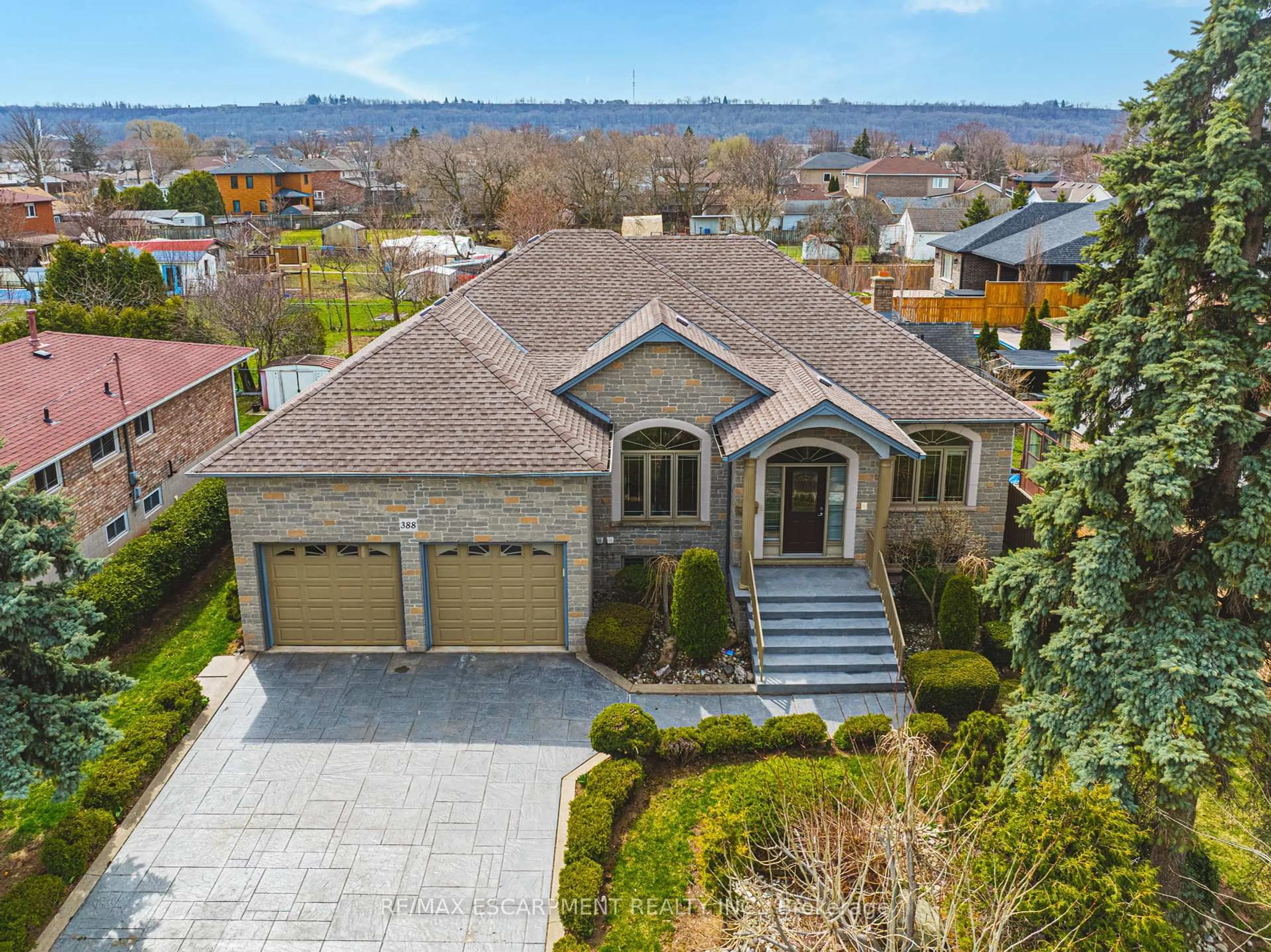 A pic from outside/outdoor area/front of a property/back of a property/a pic from drone, street for 388 Hemlock Ave, Hamilton Ontario L8E 2E1