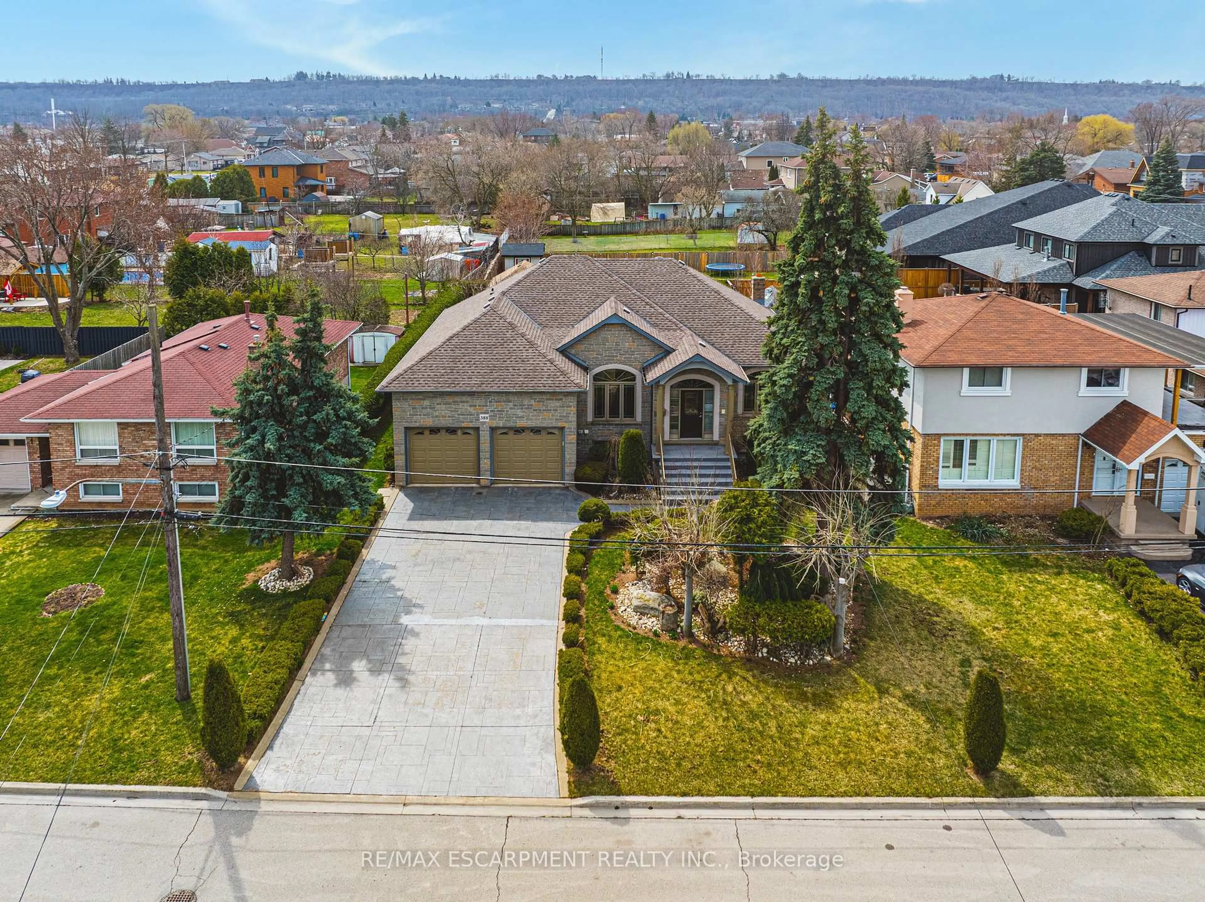A pic from outside/outdoor area/front of a property/back of a property/a pic from drone, street for 388 Hemlock Ave, Hamilton Ontario L8E 2E1