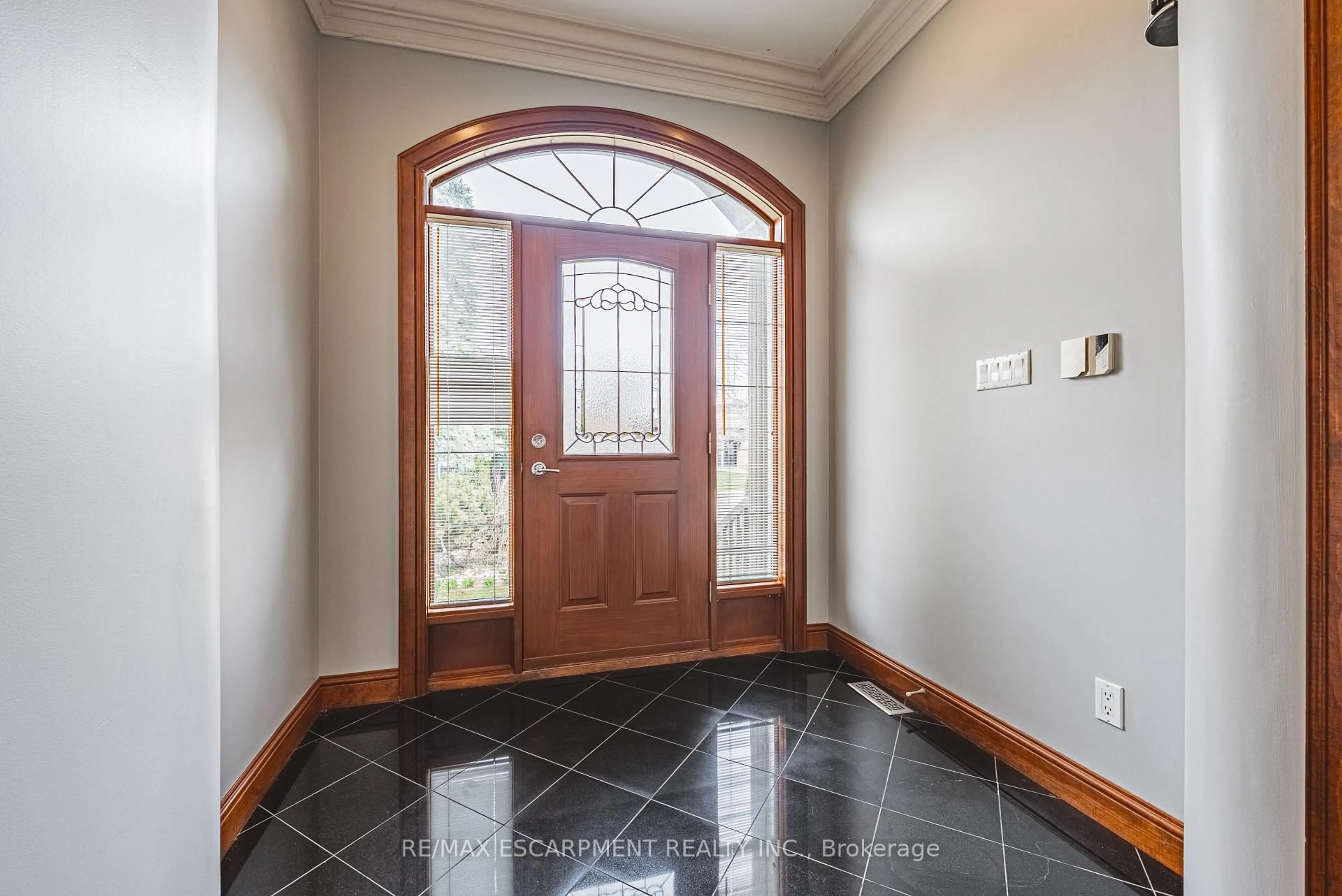 Indoor entryway for 388 Hemlock Ave, Hamilton Ontario L8E 2E1