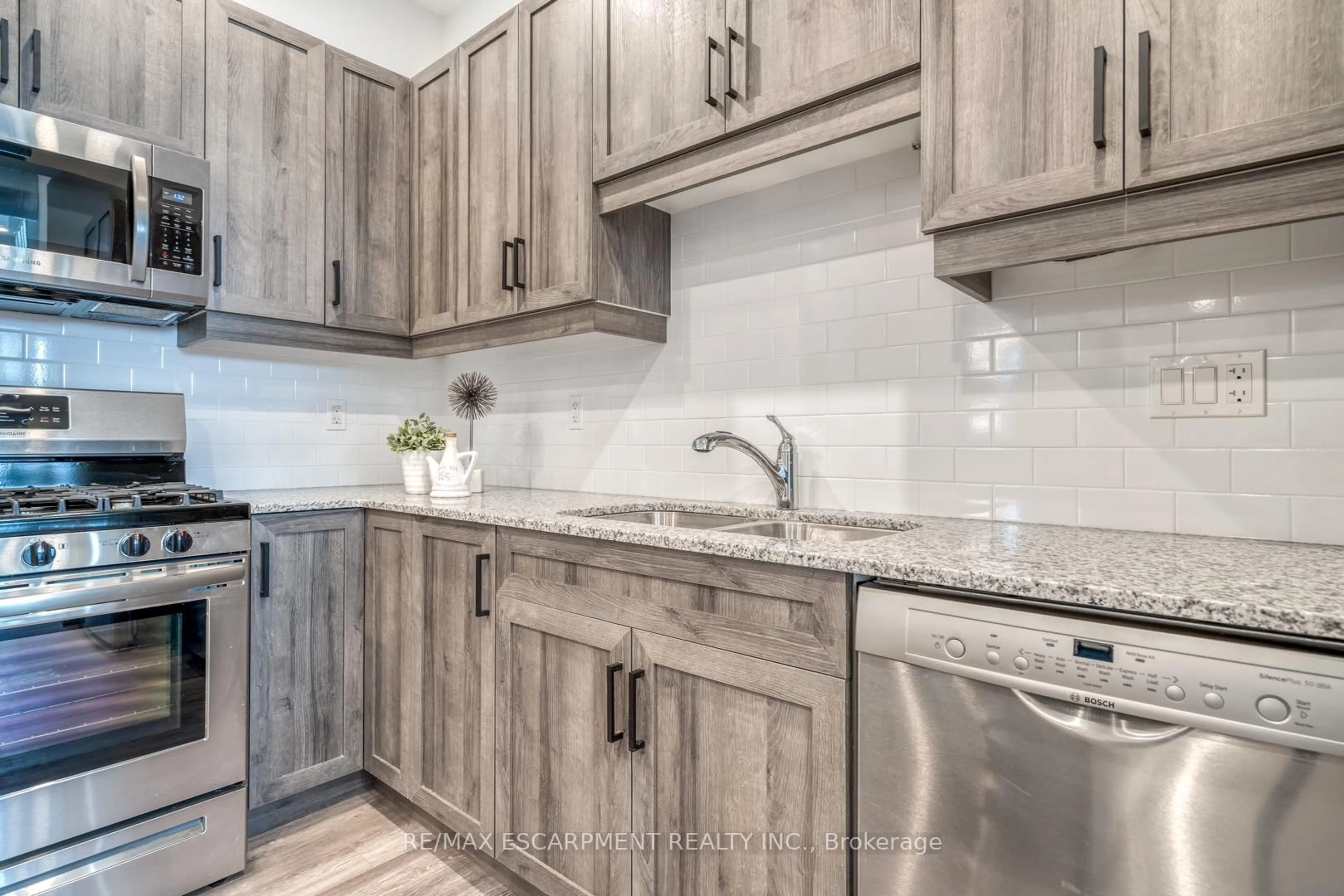 Unknown for 52 Barton St, Hamilton Ontario L8L 2V8