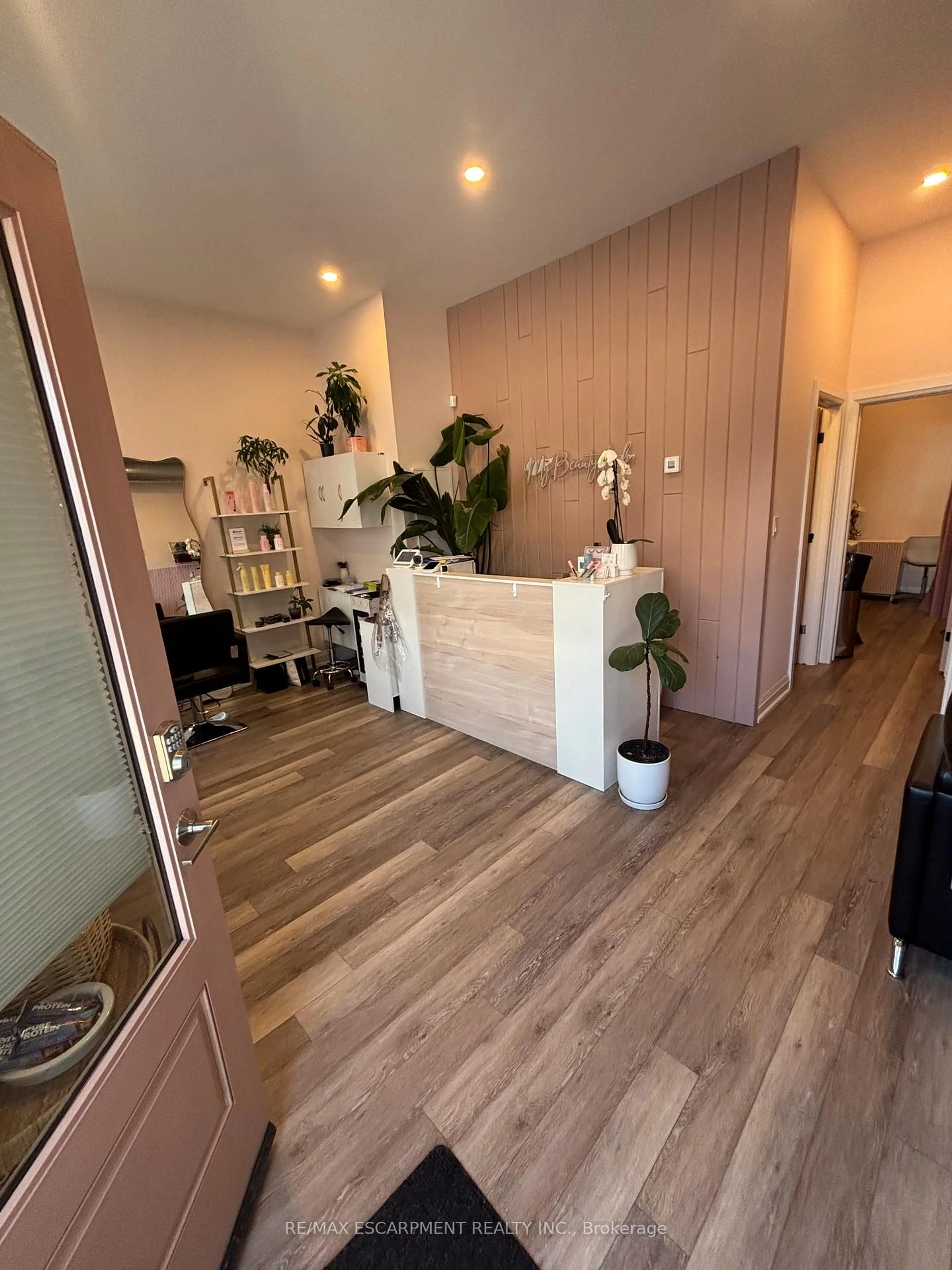 Unknown for 52 Barton St, Hamilton Ontario L8L 2V8