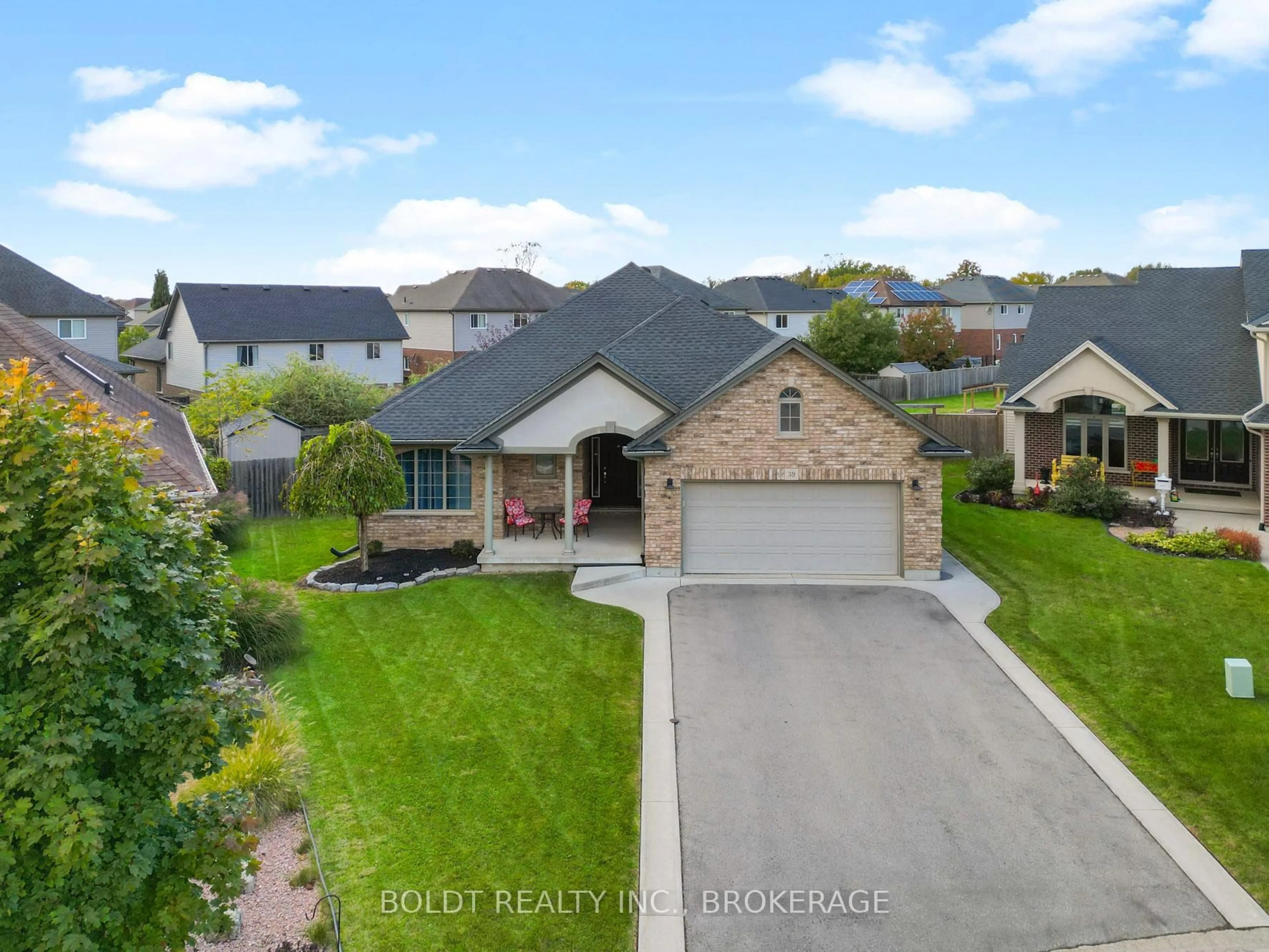 A pic from outside/outdoor area/front of a property/back of a property/a pic from drone, street for 39 Bellevue Crt, Welland Ontario L3C 7M1