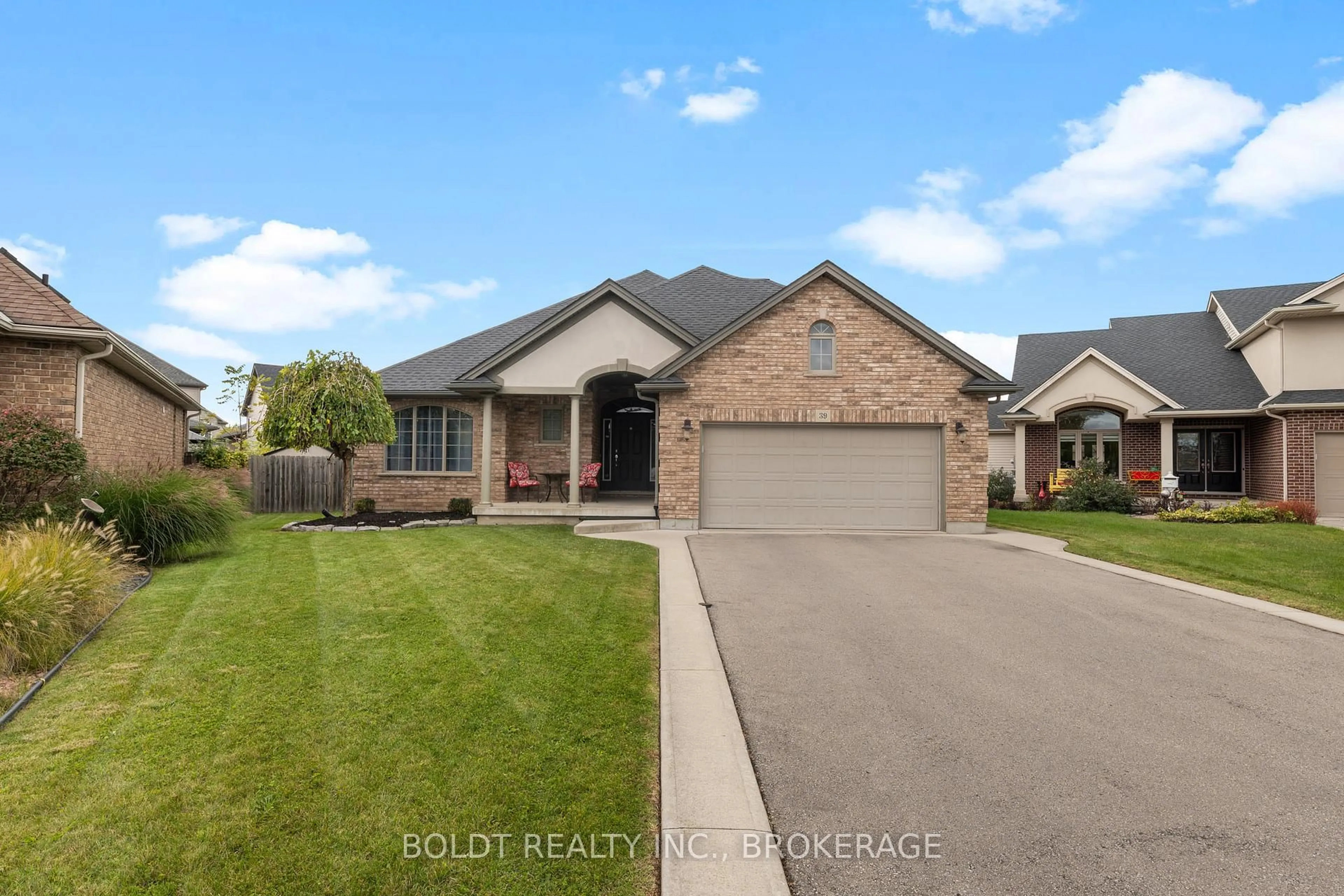 Home with brick exterior material, street for 39 Bellevue Crt, Welland Ontario L3C 7M1