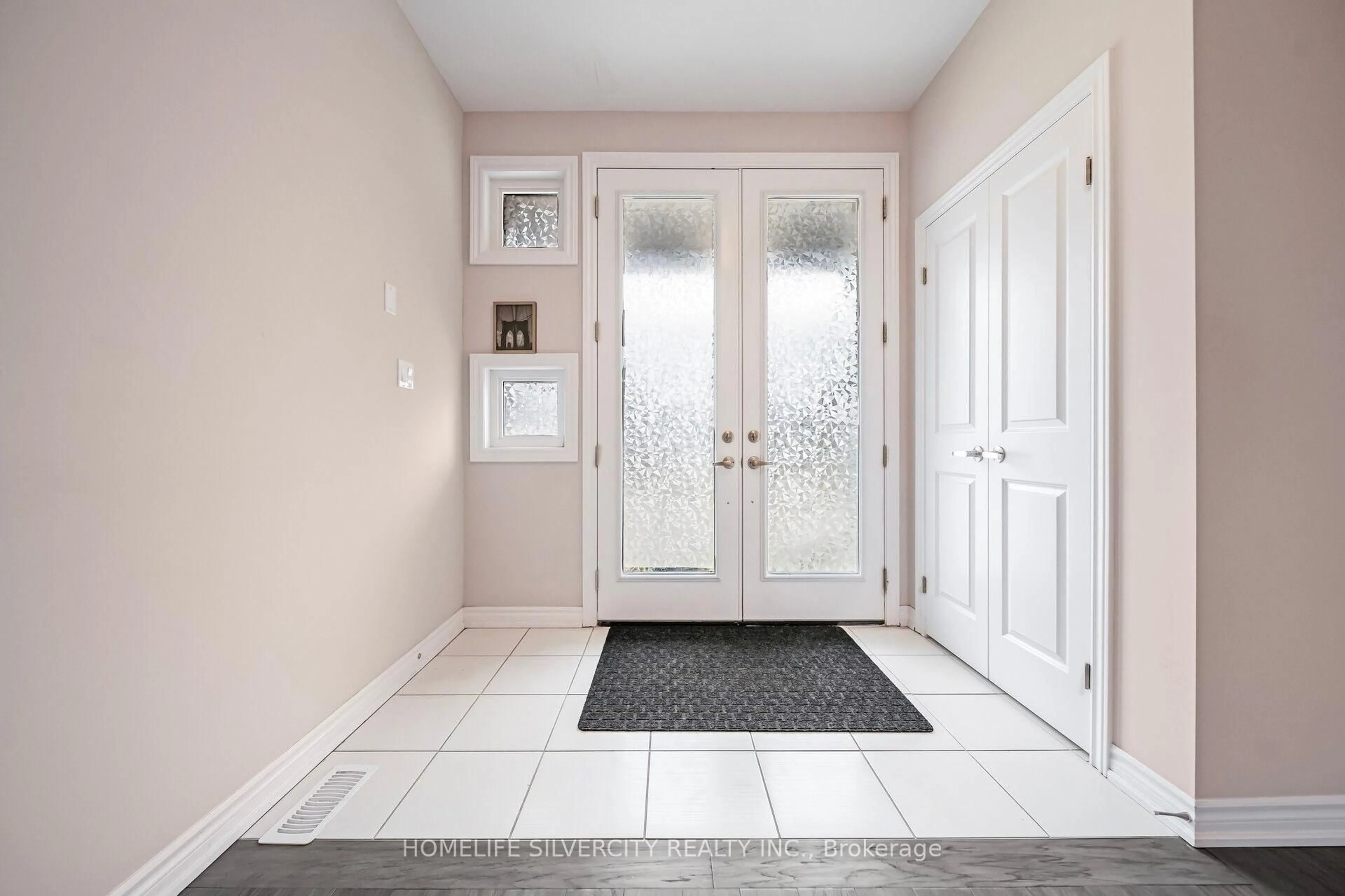 Indoor entryway for 5672 Dorchester Rd #4, Niagara Falls Ontario L2G 4Y8