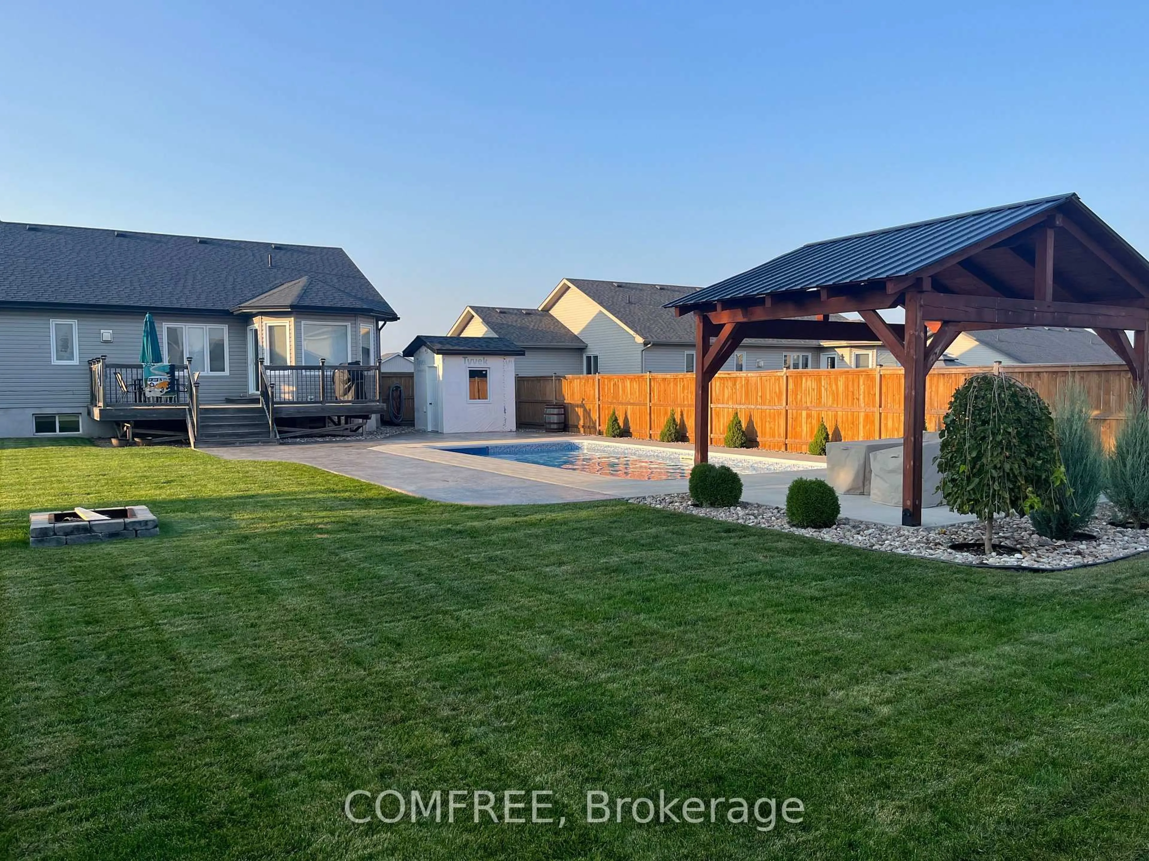 A pic from outside/outdoor area/front of a property/back of a property/a pic from drone, unknown for 16 Nick St, Petawawa Ontario K8H 0C2