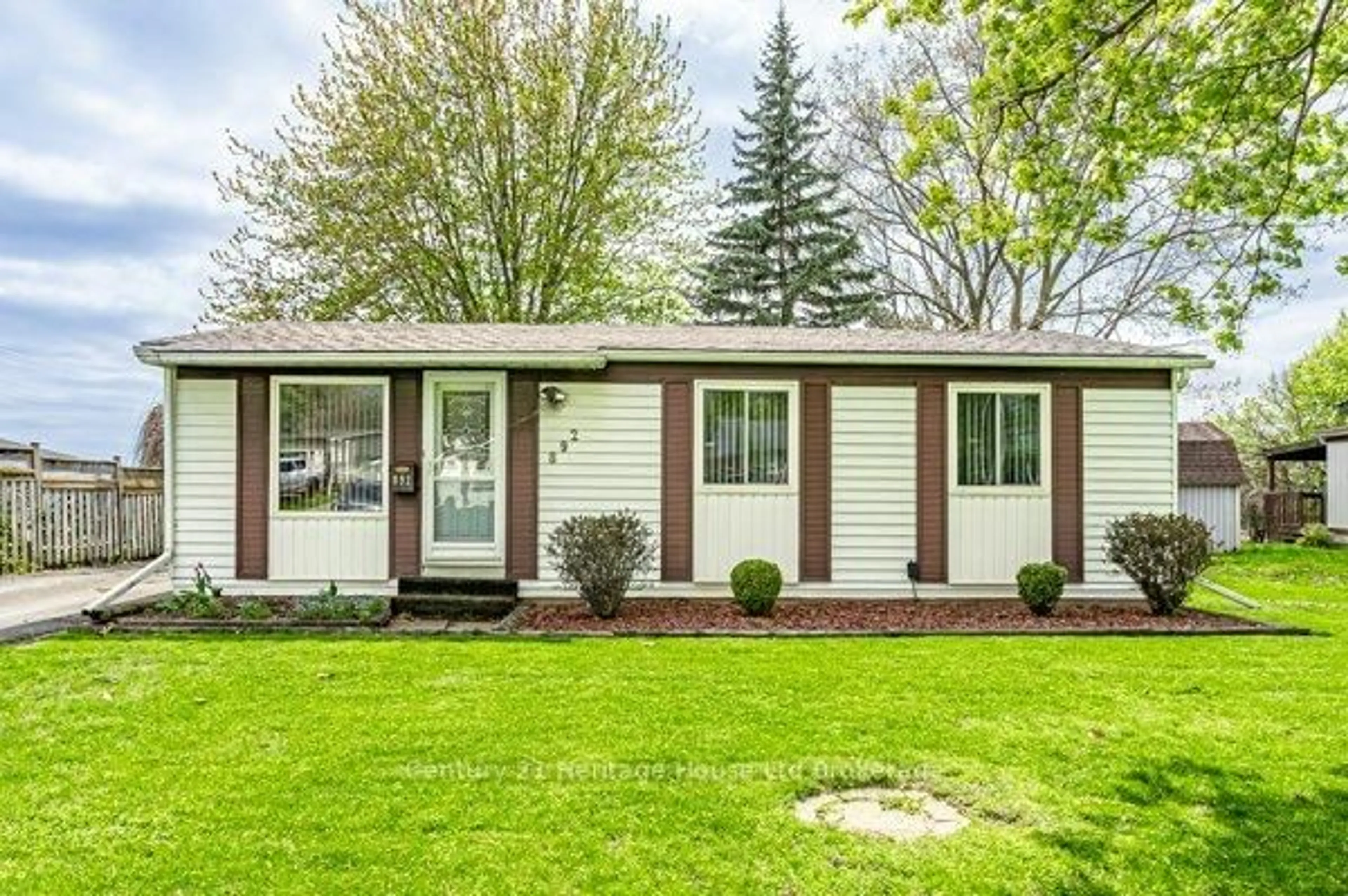 Home with vinyl exterior material, street for 892 Sunset Blvd, Woodstock Ontario N4S 4A3