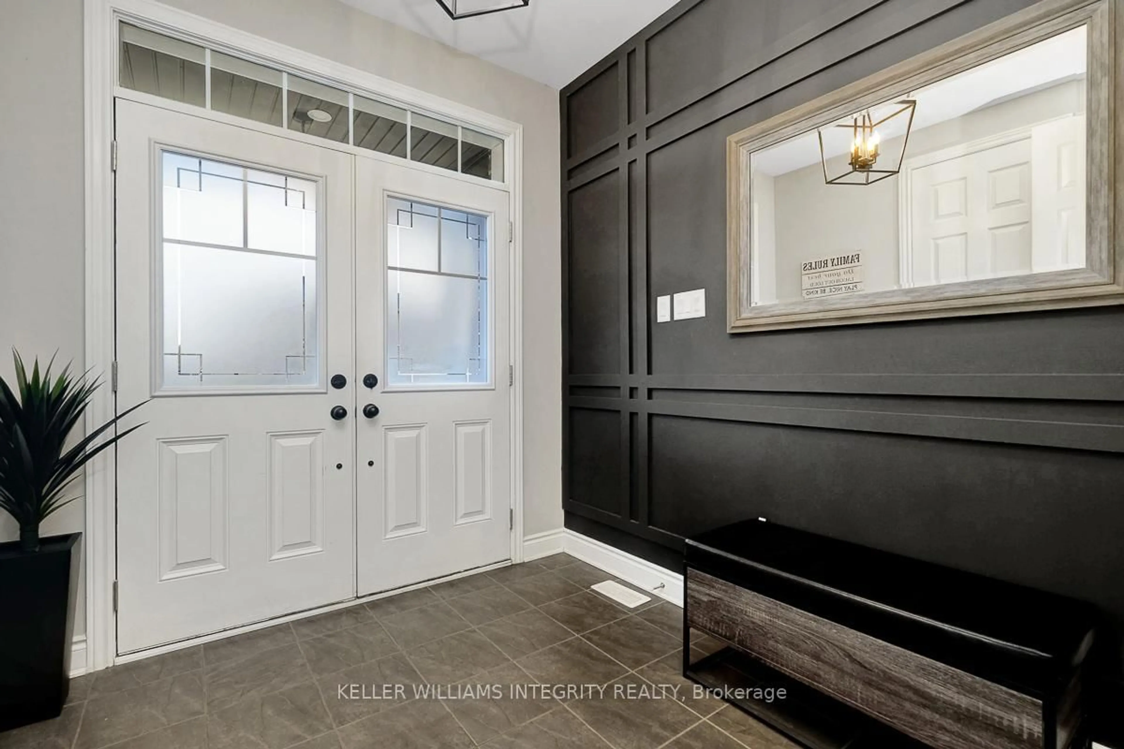 Indoor entryway for 547 Parade Dr, Ottawa Ontario K2S 0X8