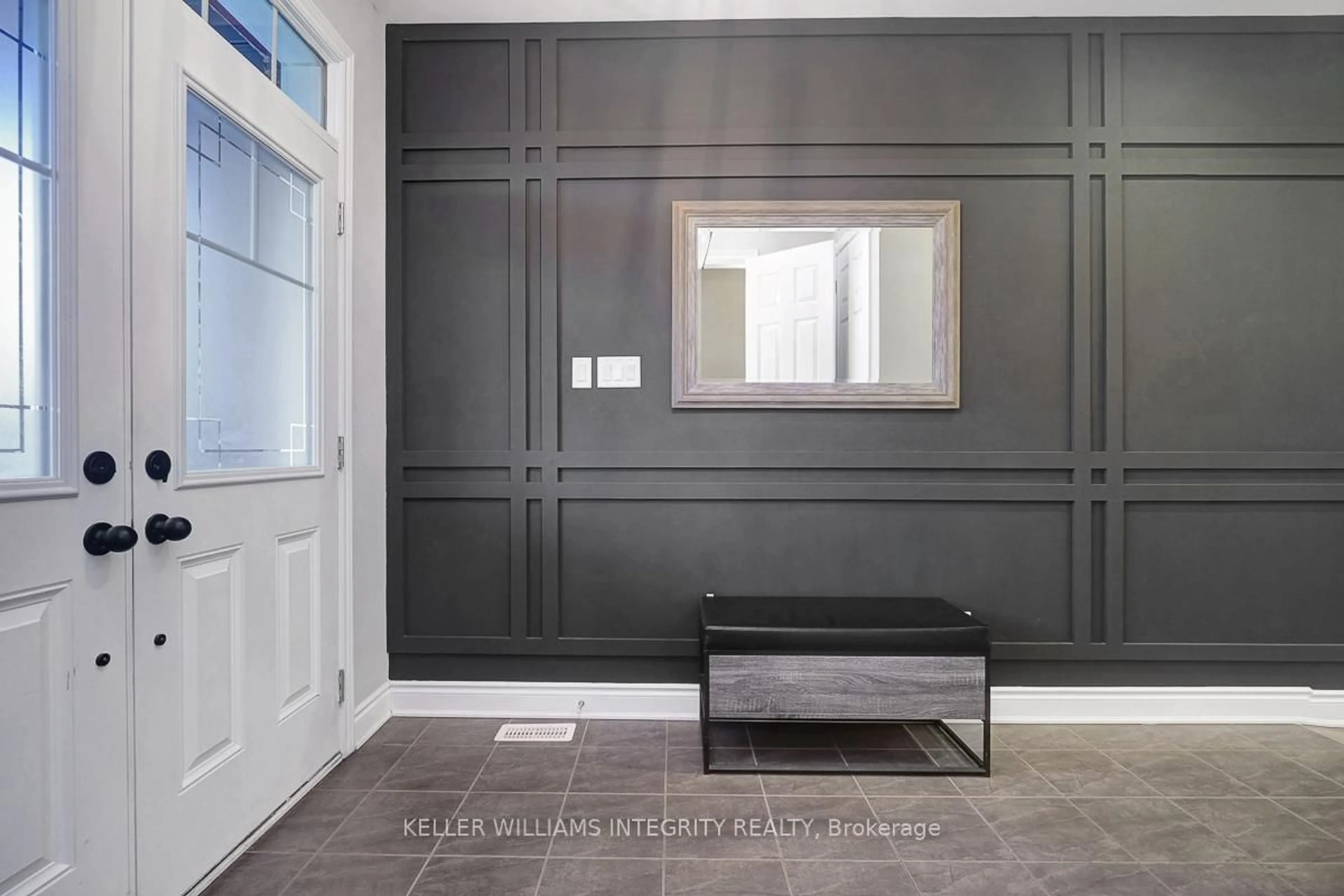 Indoor entryway for 547 Parade Dr, Ottawa Ontario K2S 0X8