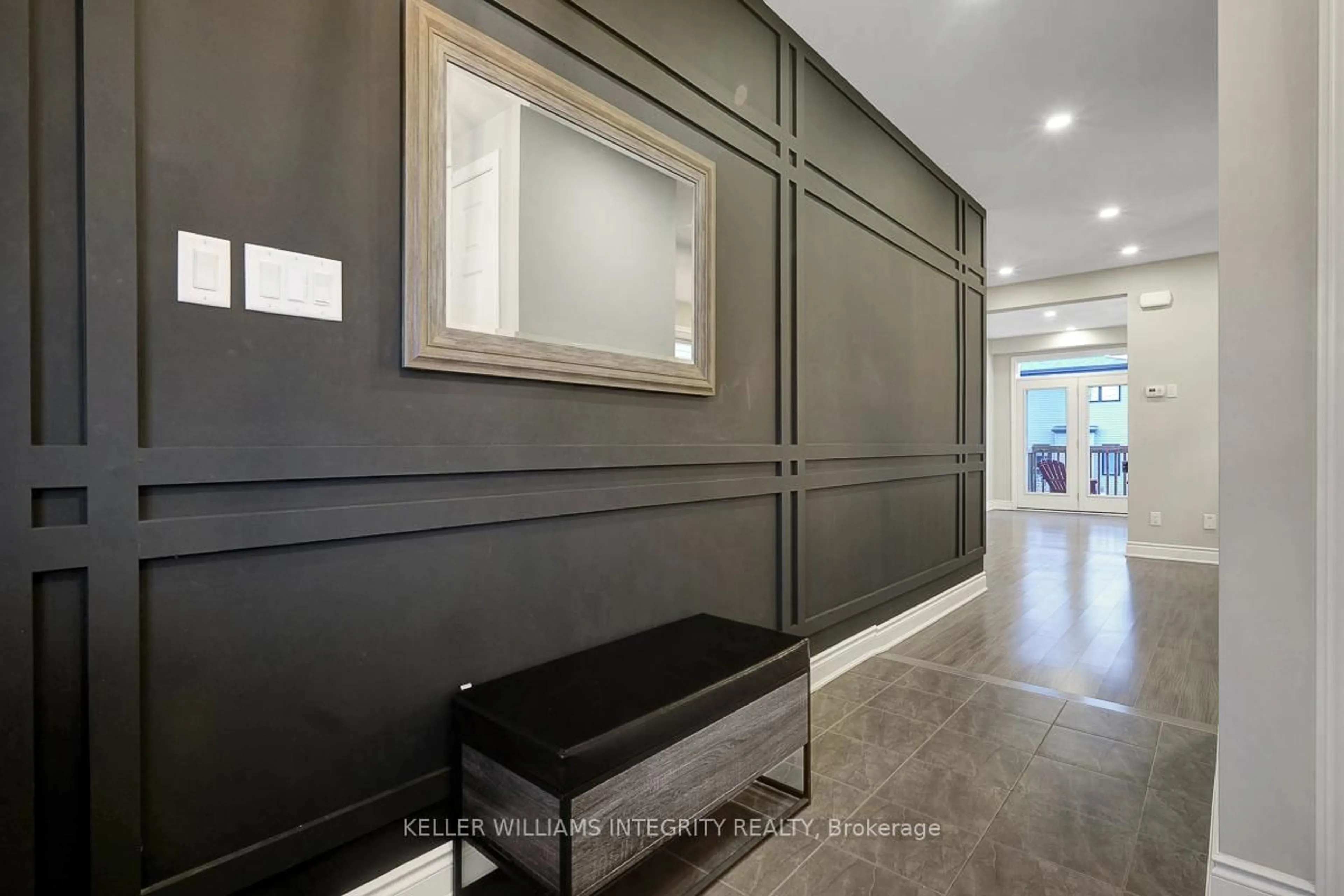 Indoor foyer for 547 Parade Dr, Ottawa Ontario K2S 0X8