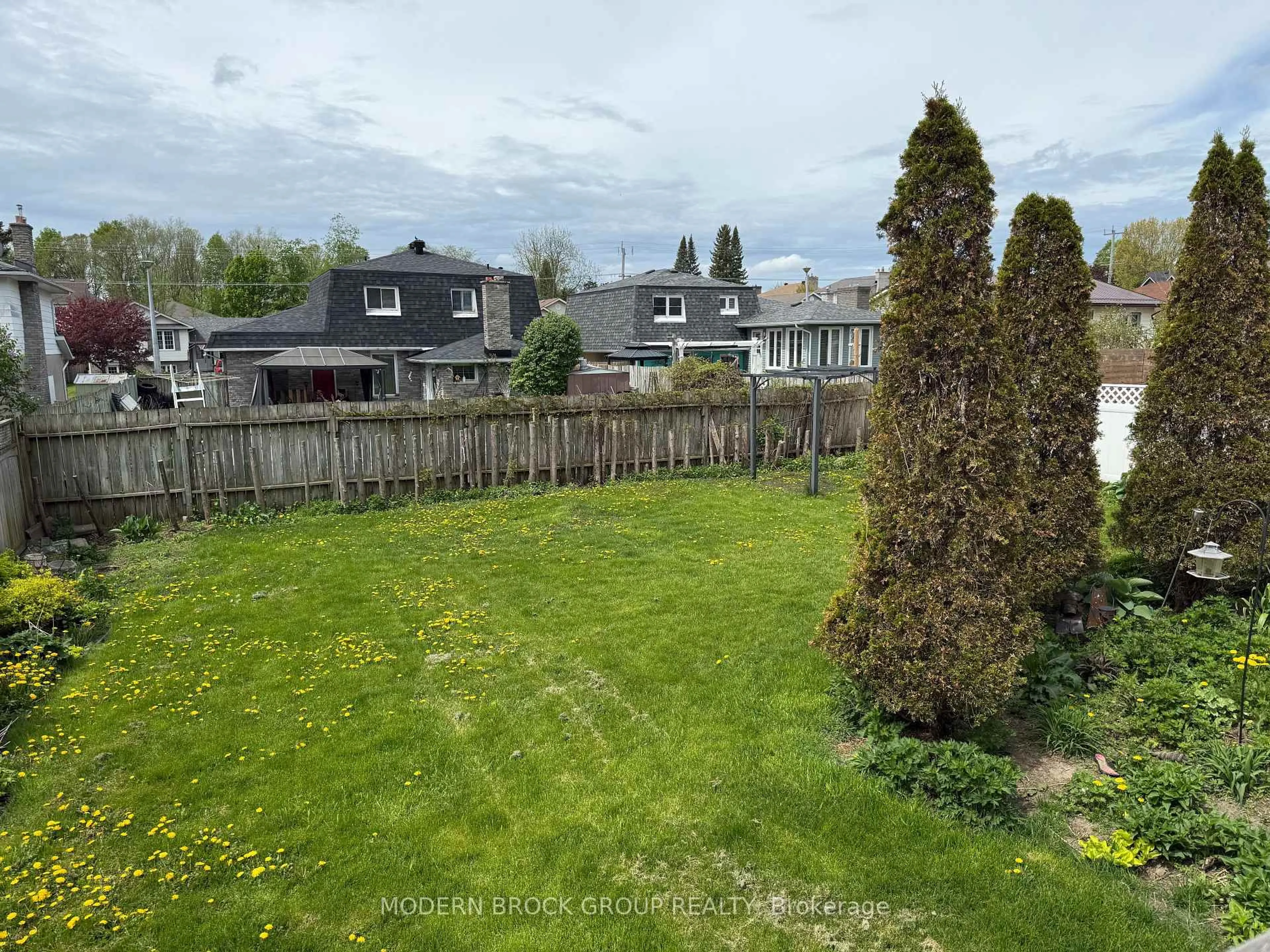 A pic from outside/outdoor area/front of a property/back of a property/a pic from drone, unknown for 1350 Linden Cres, Brockville Ontario K6V 6B6