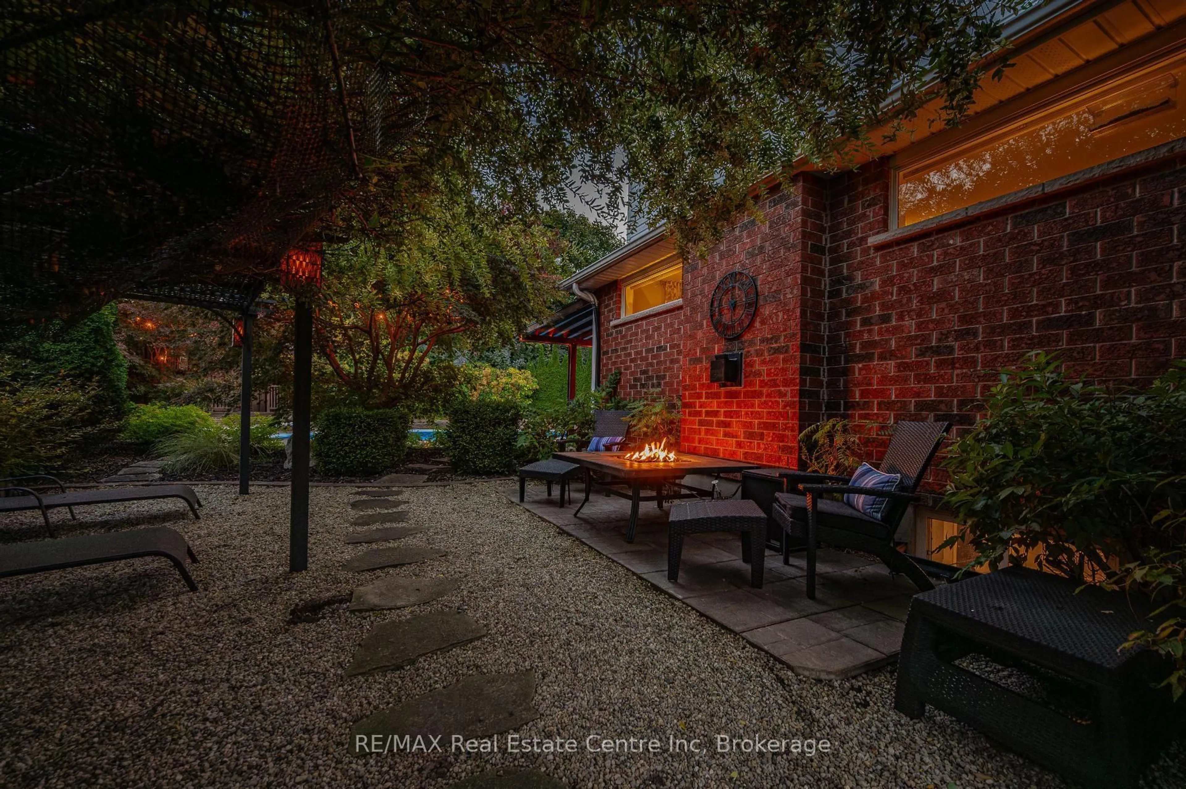 Patio, street for 52 Bond Crt, Guelph Ontario N1H 8N7