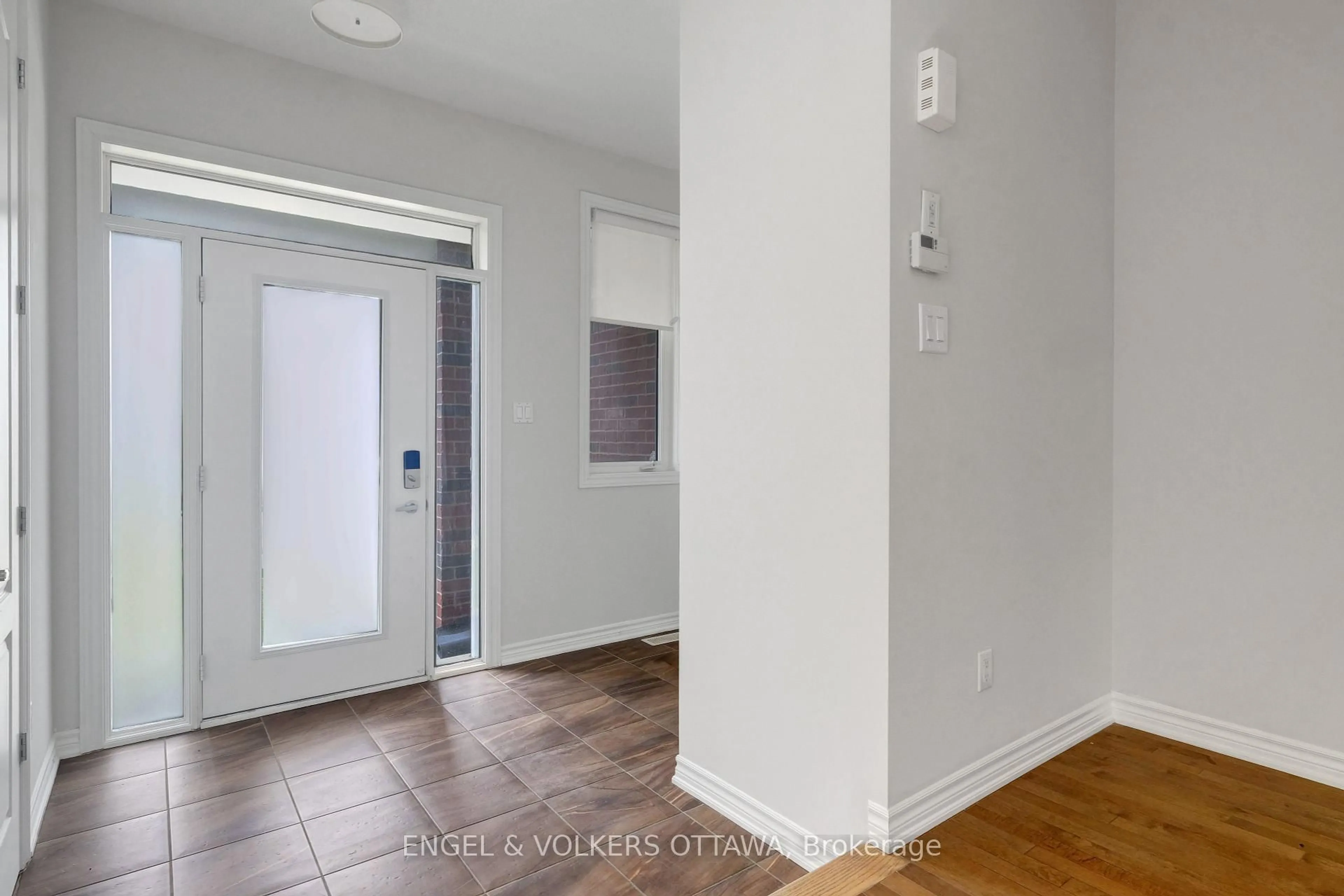 Indoor entryway for 305 Lamarche Ave, Ottawa Ontario K1C 1T1