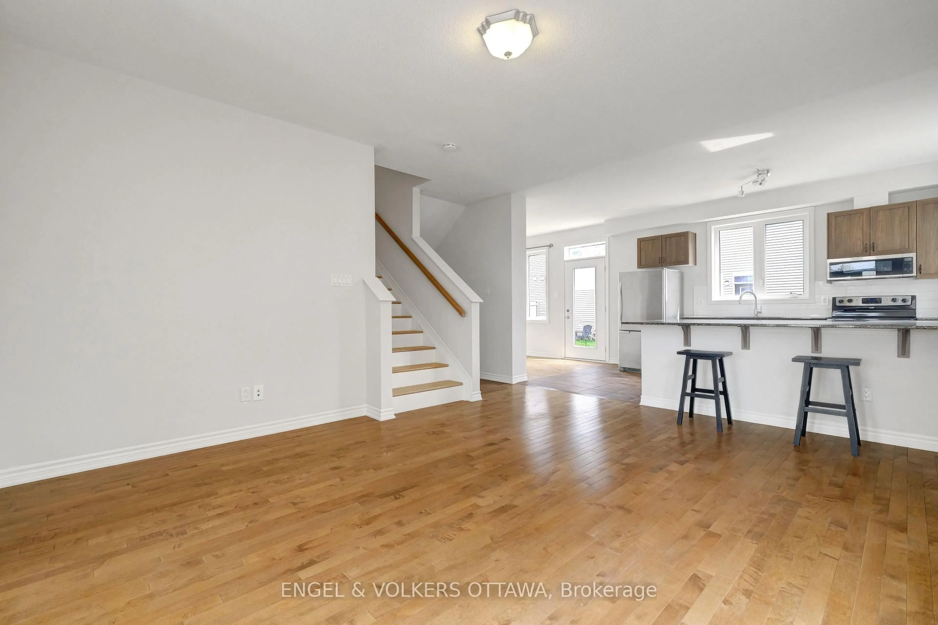 Unknown for 305 Lamarche Ave, Ottawa Ontario K1C 1T1