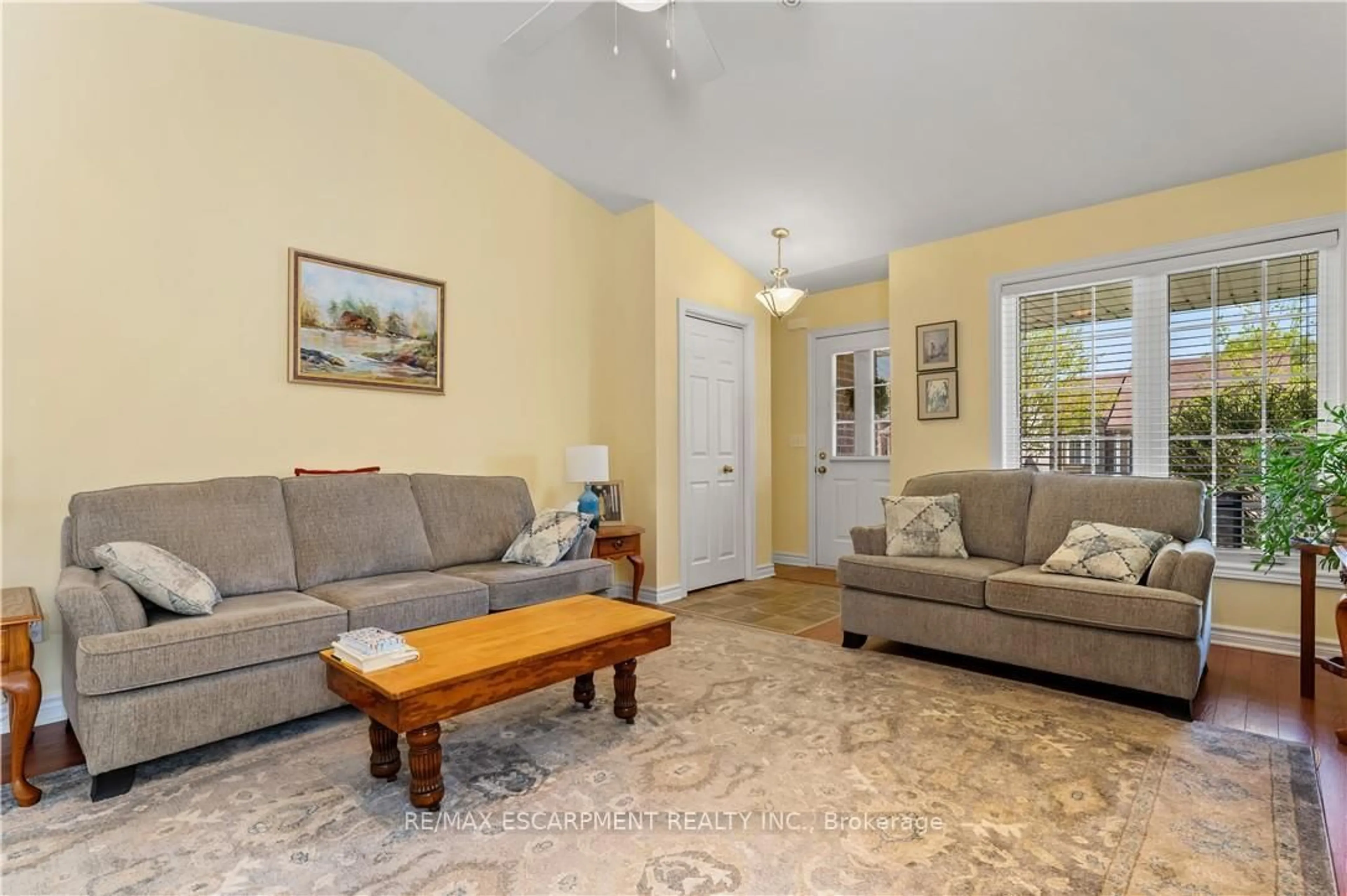Living room with furniture, unknown for 8 MASON Dr, Pelham Ontario L0S 1E4