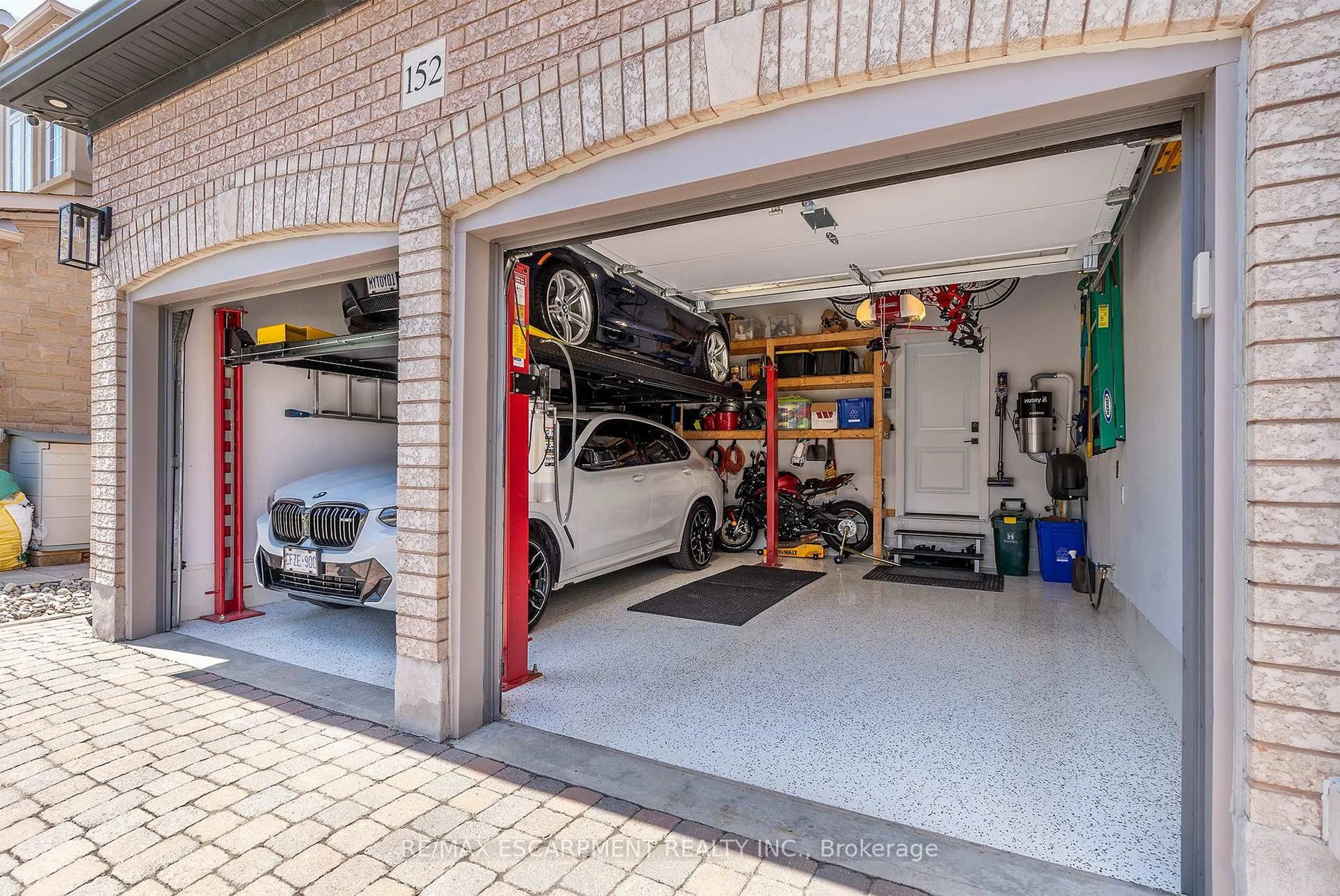 Indoor garage for 152 Moore Cres, Hamilton Ontario L9G 4Z9