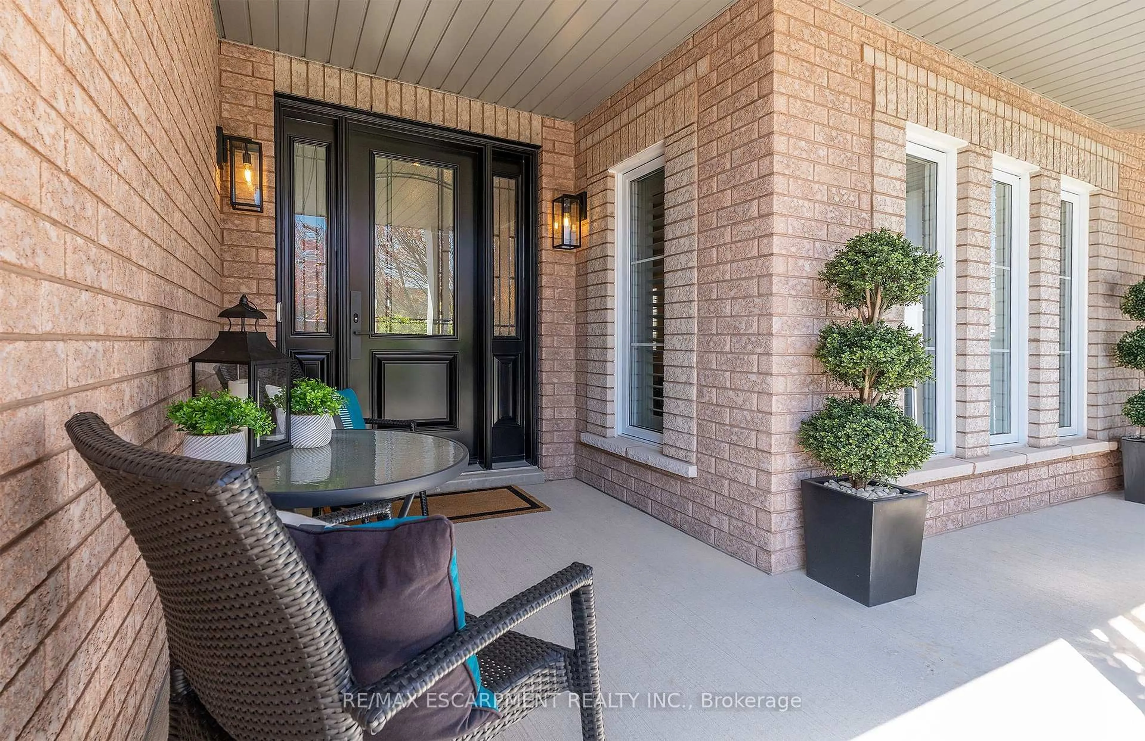 Indoor entryway for 152 Moore Cres, Hamilton Ontario L9G 4Z9