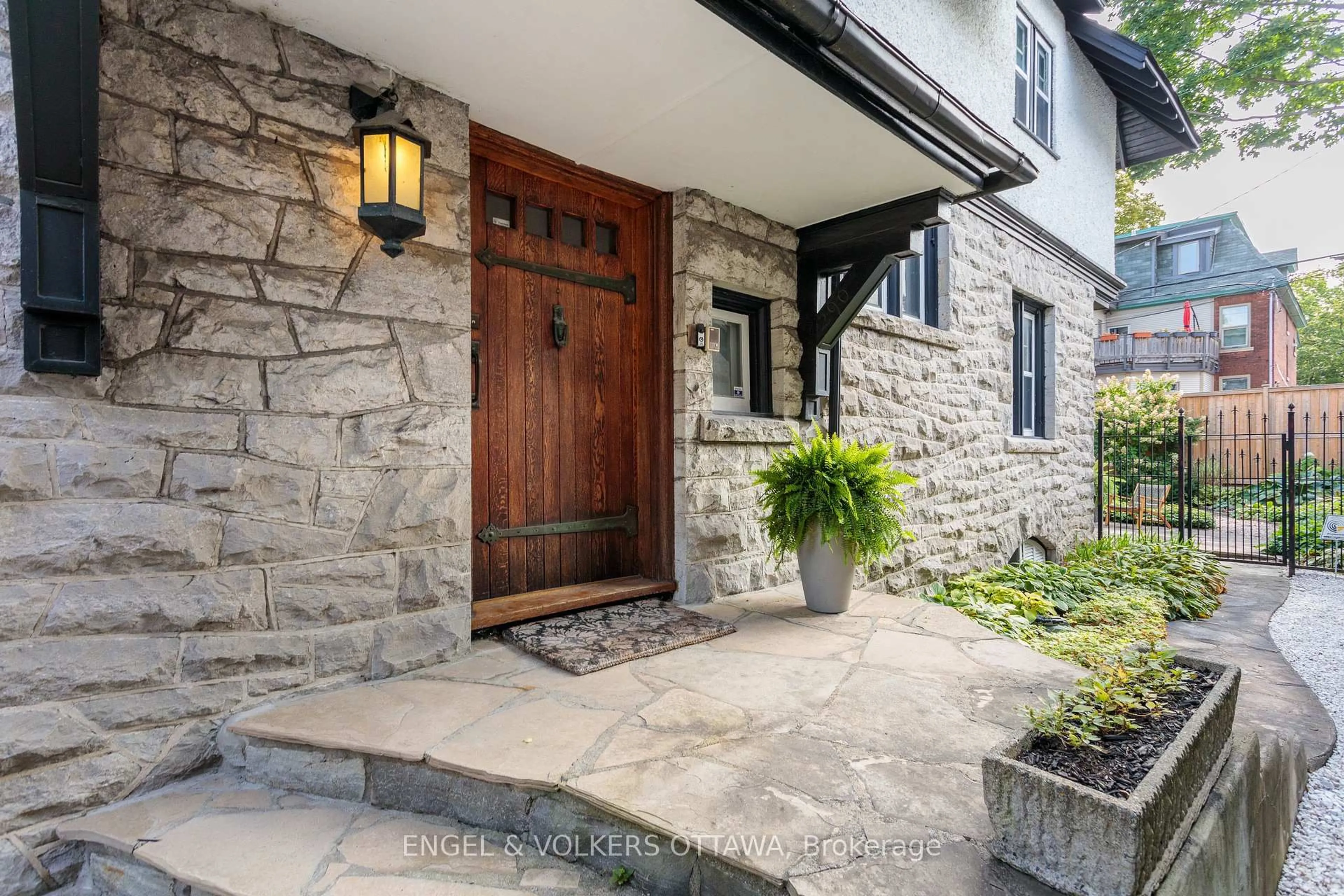 Indoor entryway for 290 CLEMOW Ave, Ottawa Ontario K1S 2B8