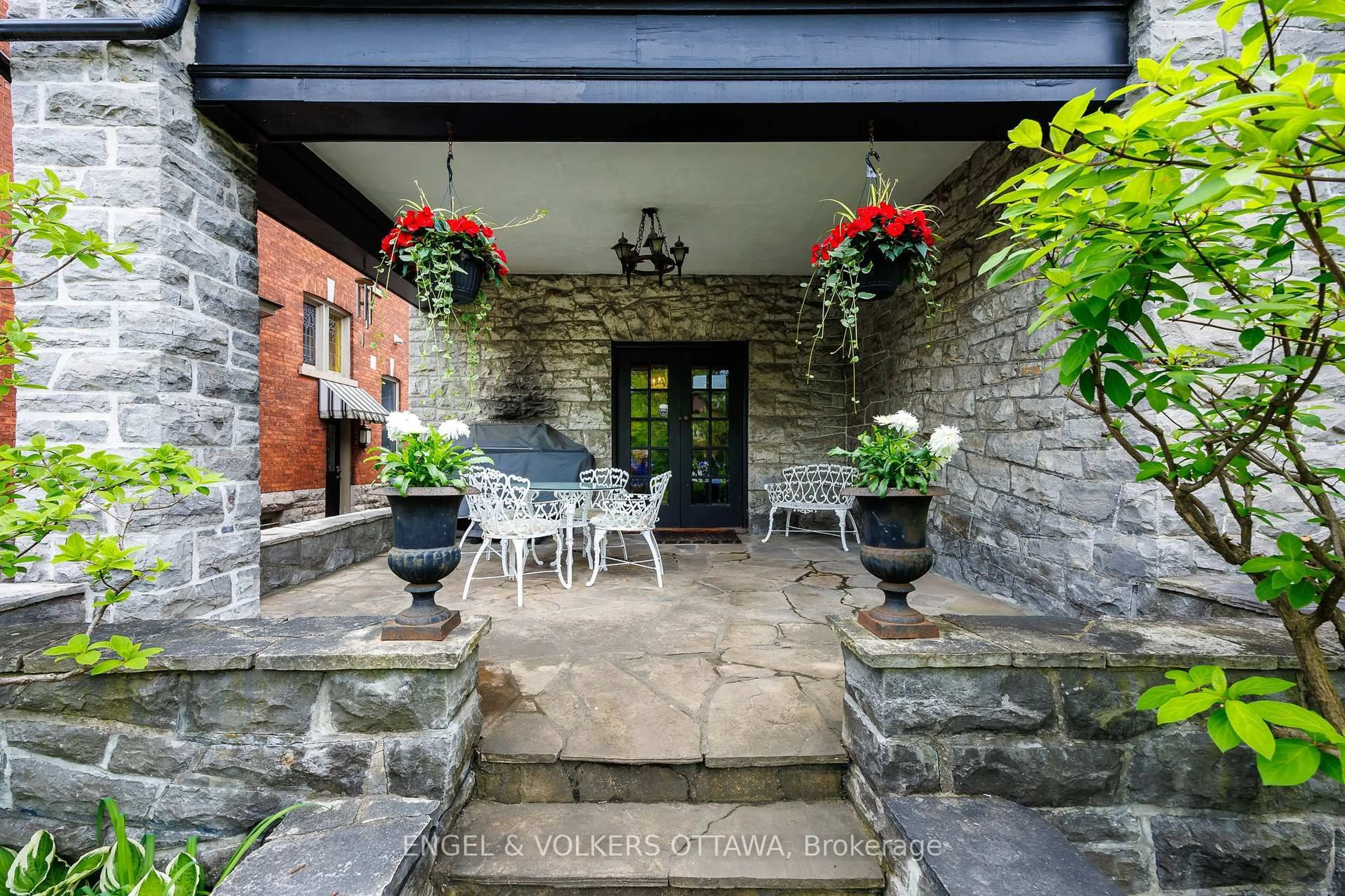 Patio, street for 290 CLEMOW Ave, Ottawa Ontario K1S 2B8