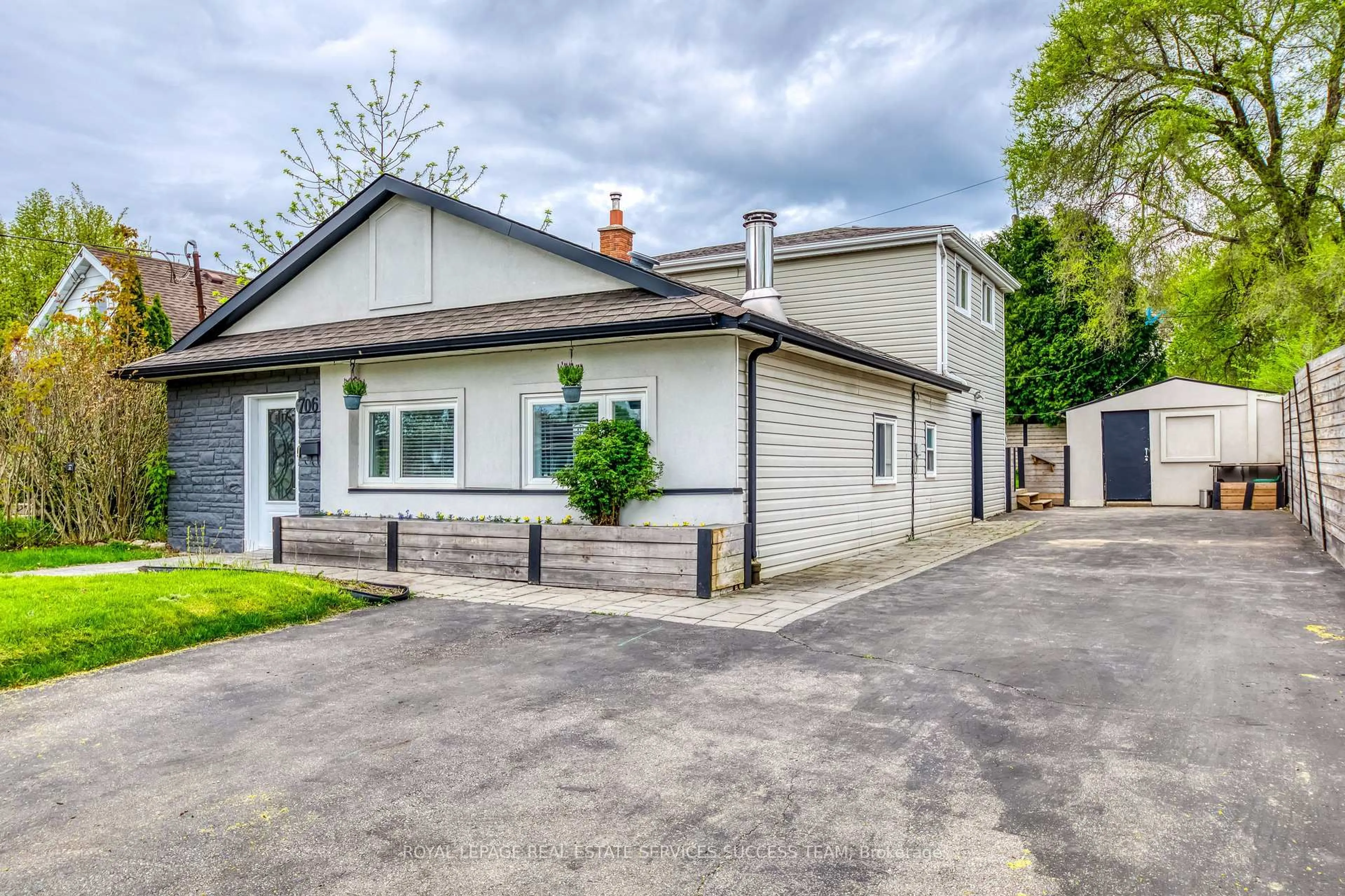 A pic from outside/outdoor area/front of a property/back of a property/a pic from drone, street for 706 West 5th St, Hamilton Ontario L9C 3R2