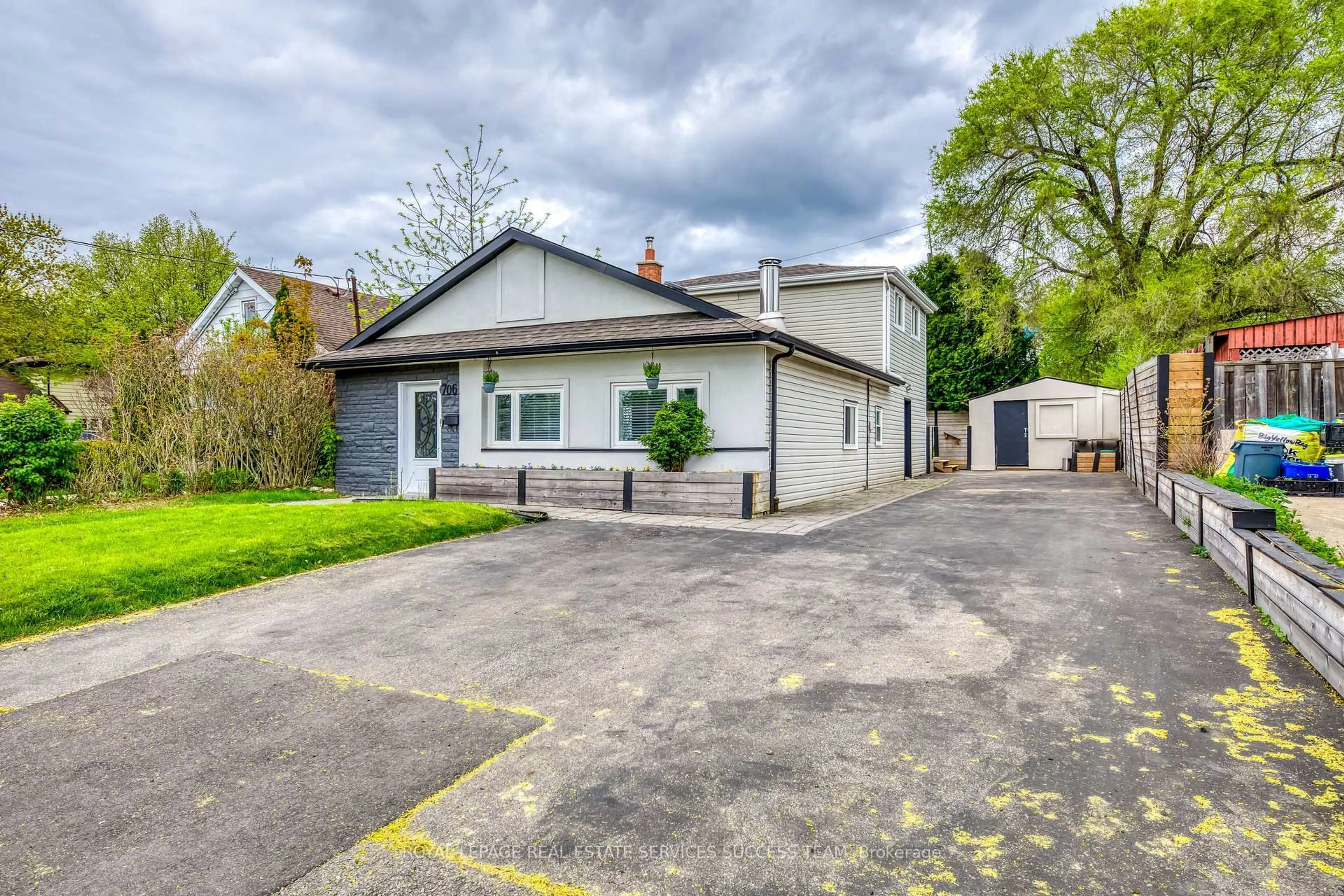 A pic from outside/outdoor area/front of a property/back of a property/a pic from drone, street for 706 West 5th St, Hamilton Ontario L9C 3R2