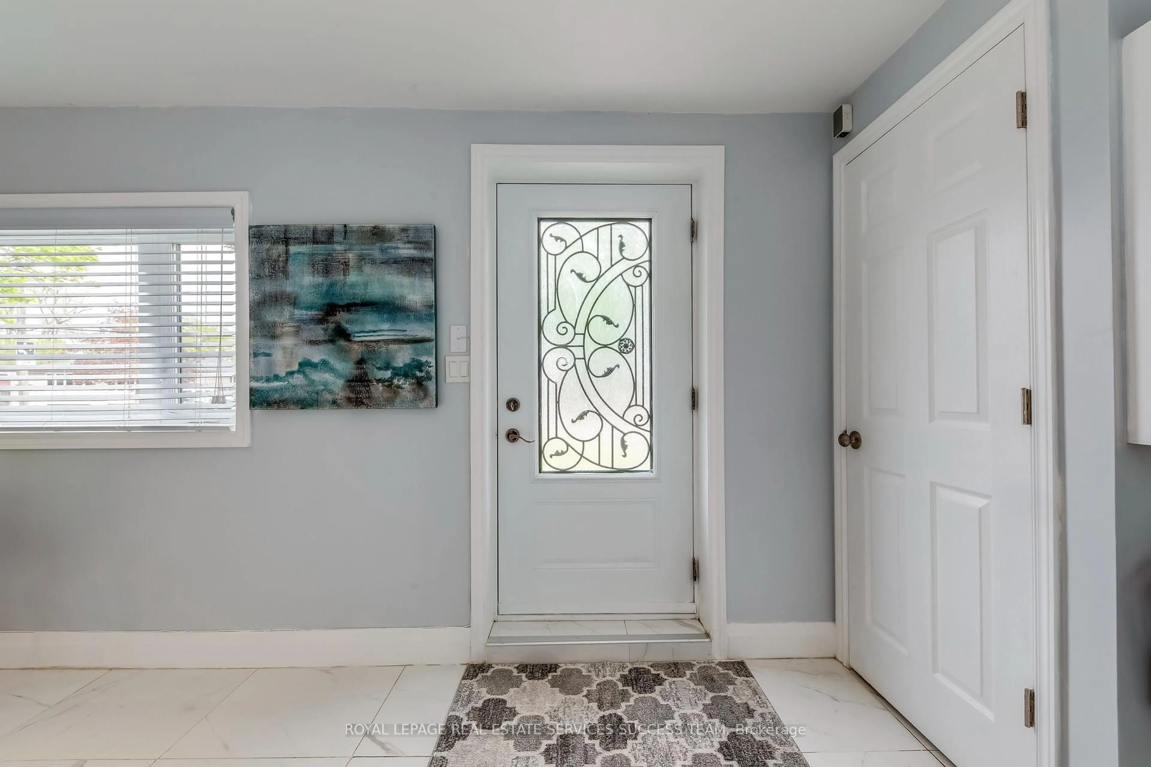 Indoor entryway for 706 West 5th St, Hamilton Ontario L9C 3R2