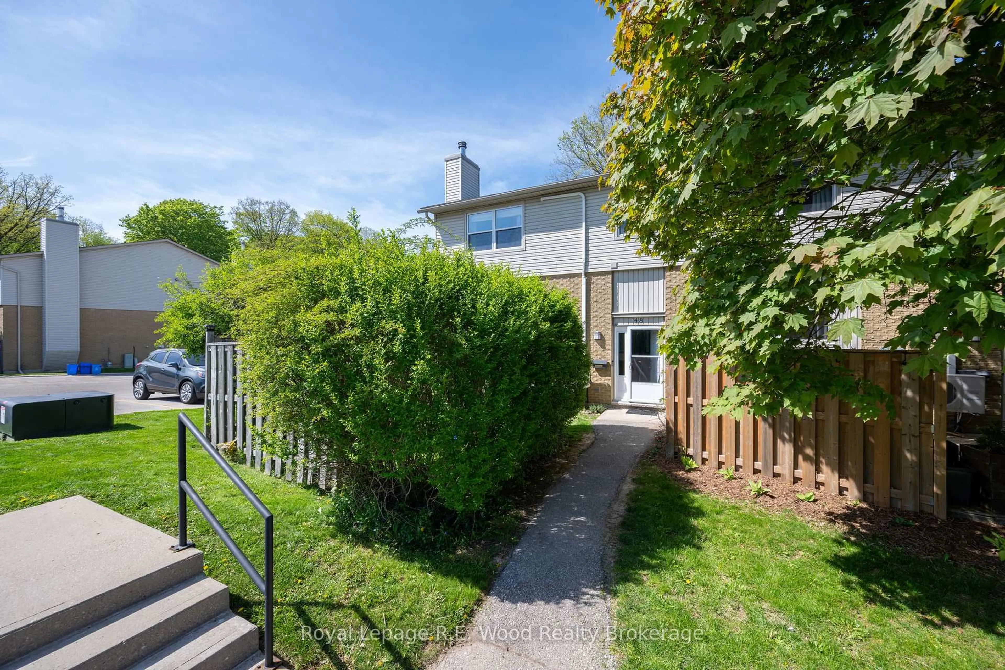 A pic from outside/outdoor area/front of a property/back of a property/a pic from drone, street for 760 Berkshire Dr, London South Ontario N6J 4A5