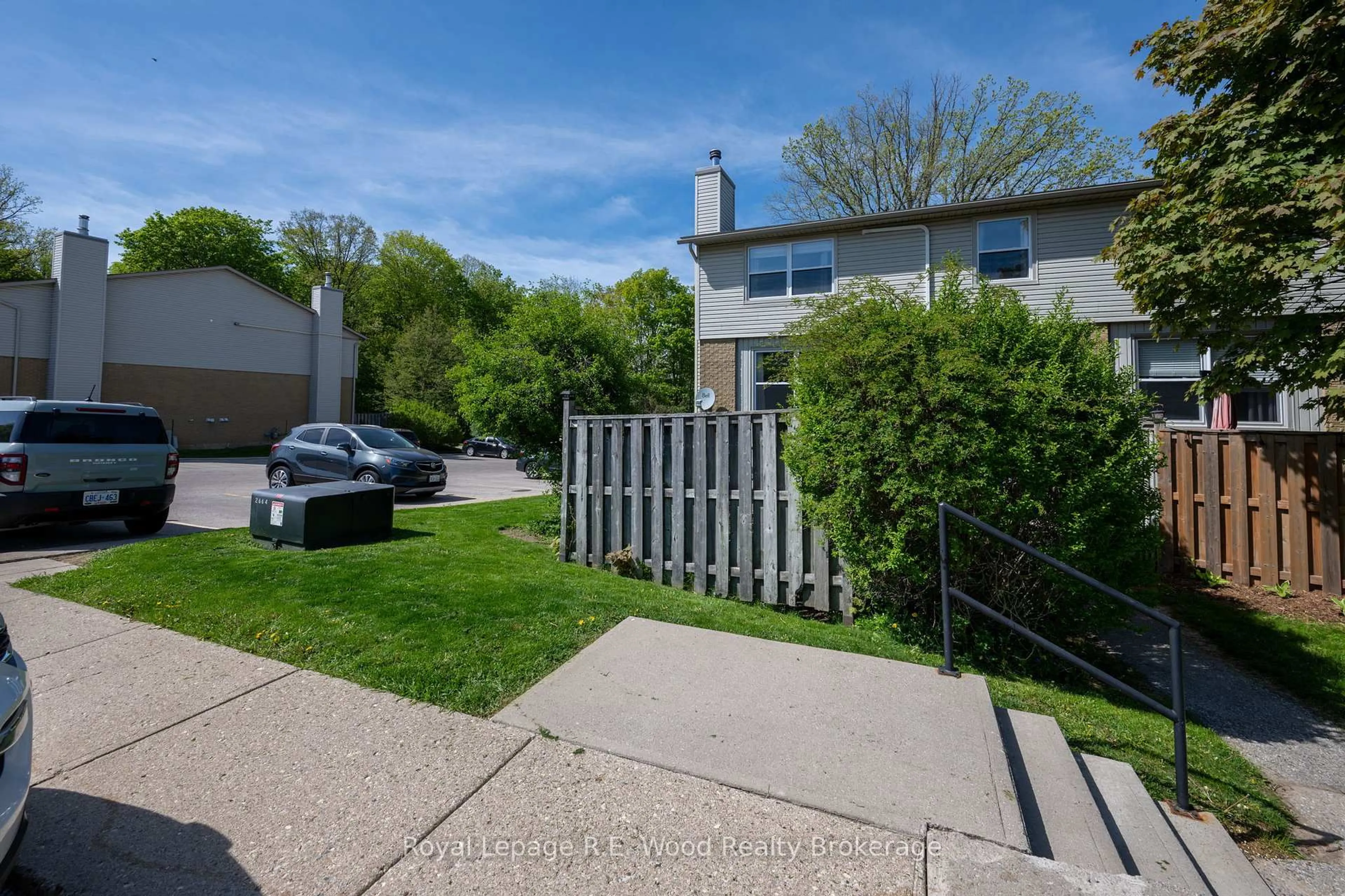 A pic from outside/outdoor area/front of a property/back of a property/a pic from drone, street for 760 Berkshire Dr, London South Ontario N6J 4A5