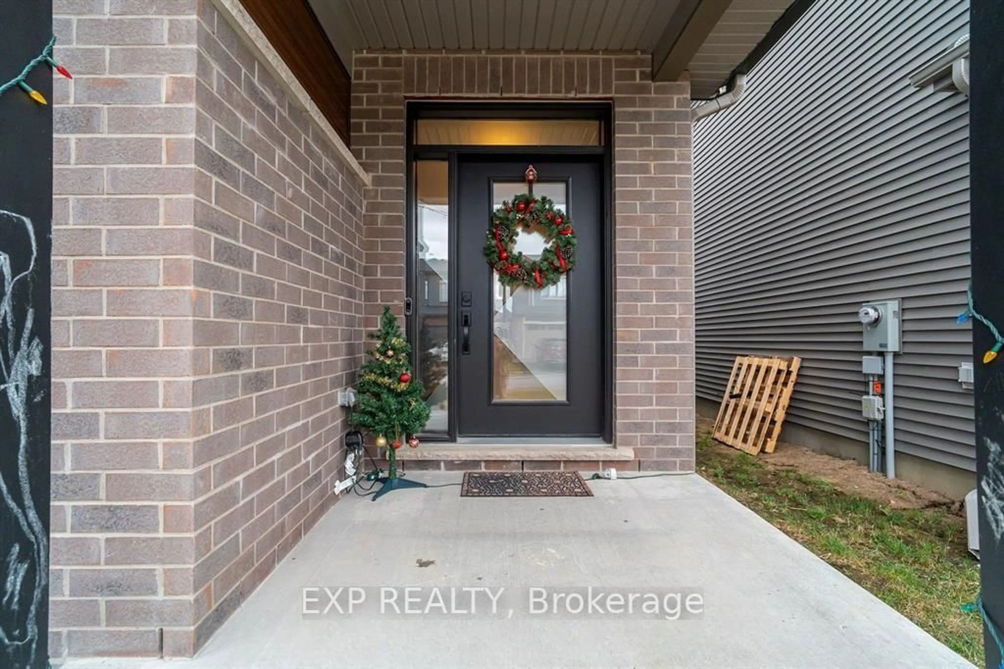 Indoor entryway for 829 Sendero Way, Stittsville Ontario K2S 2W8