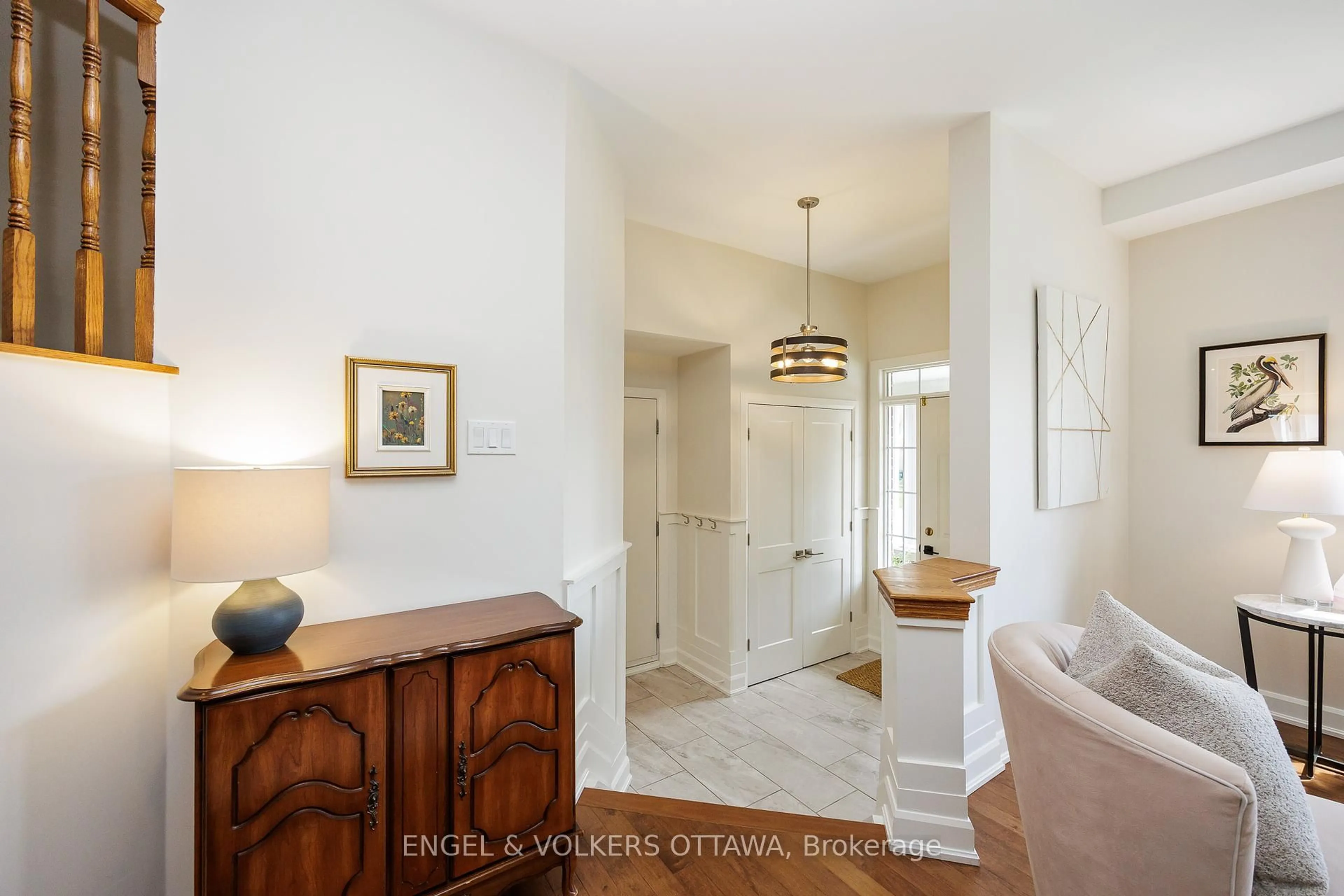 Indoor entryway for 14 Rossan St, Ottawa Ontario K2G 6R6