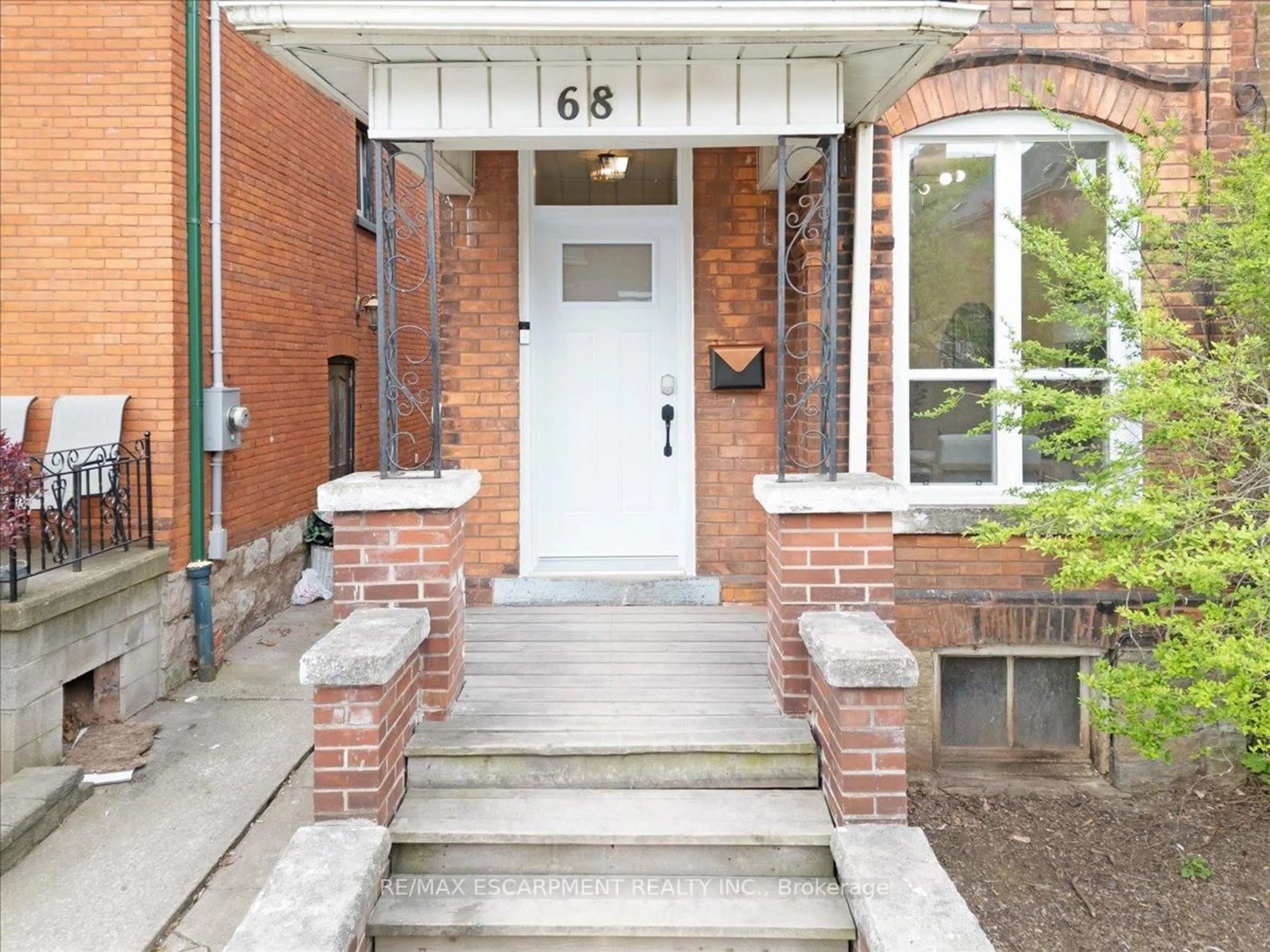 Unknown for 68 Alanson St, Hamilton Ontario L8N 1W5