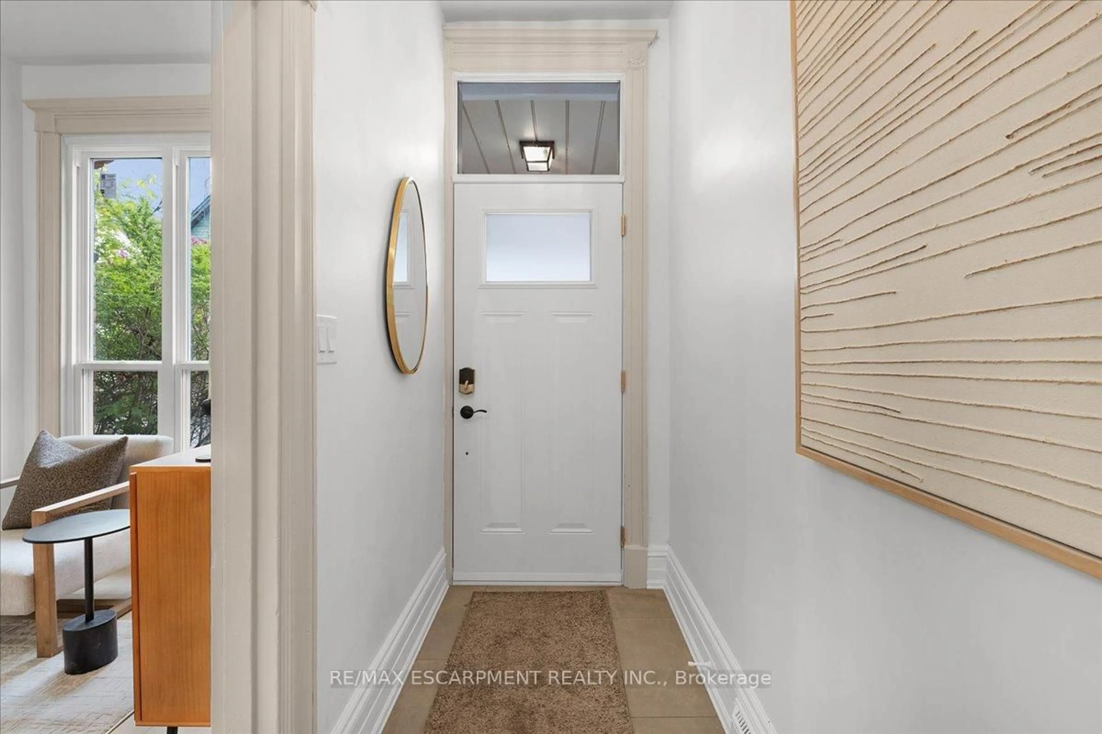 Indoor entryway for 68 Alanson St, Hamilton Ontario L8N 1W5