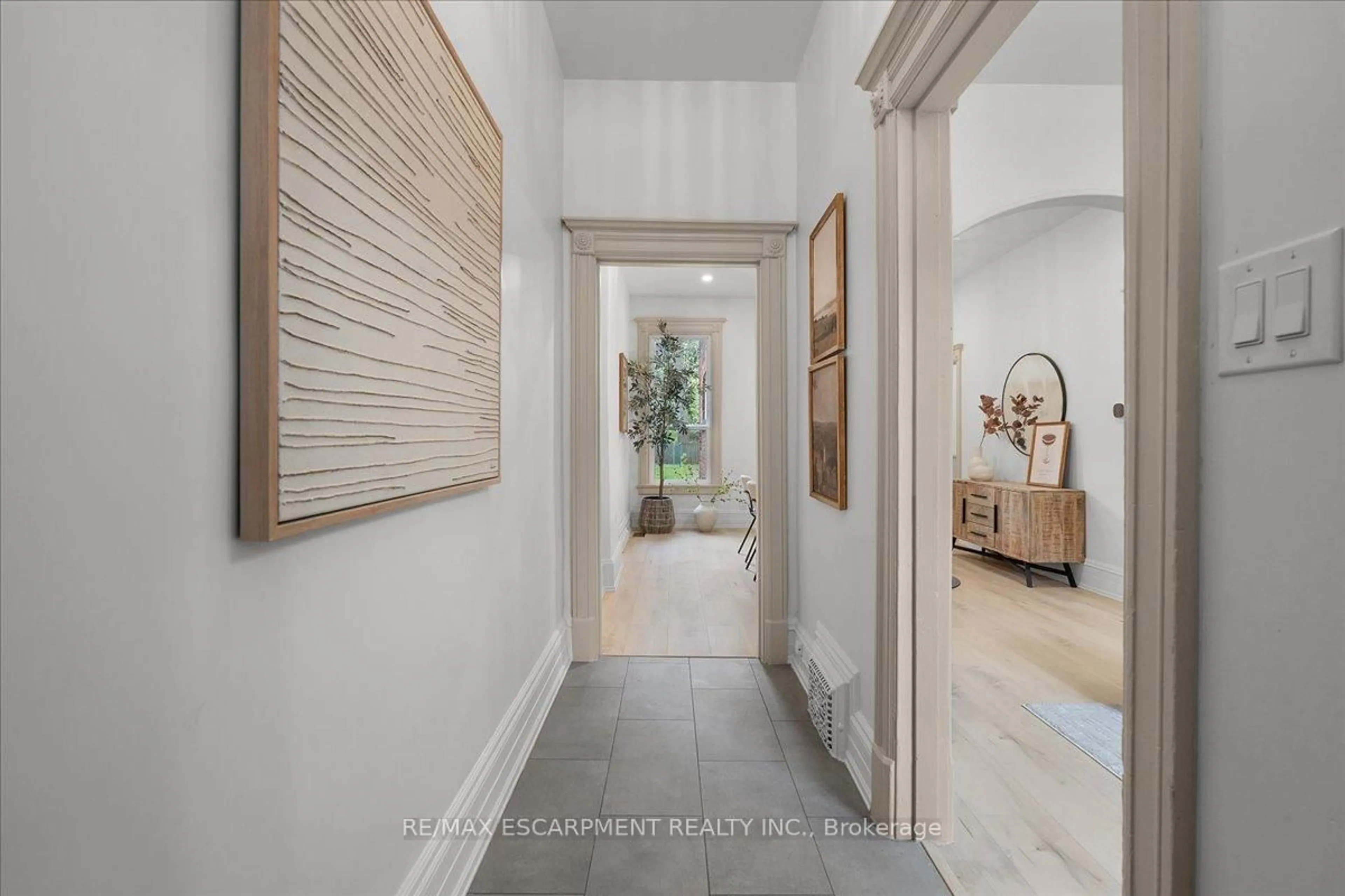 Indoor entryway for 68 Alanson St, Hamilton Ontario L8N 1W5