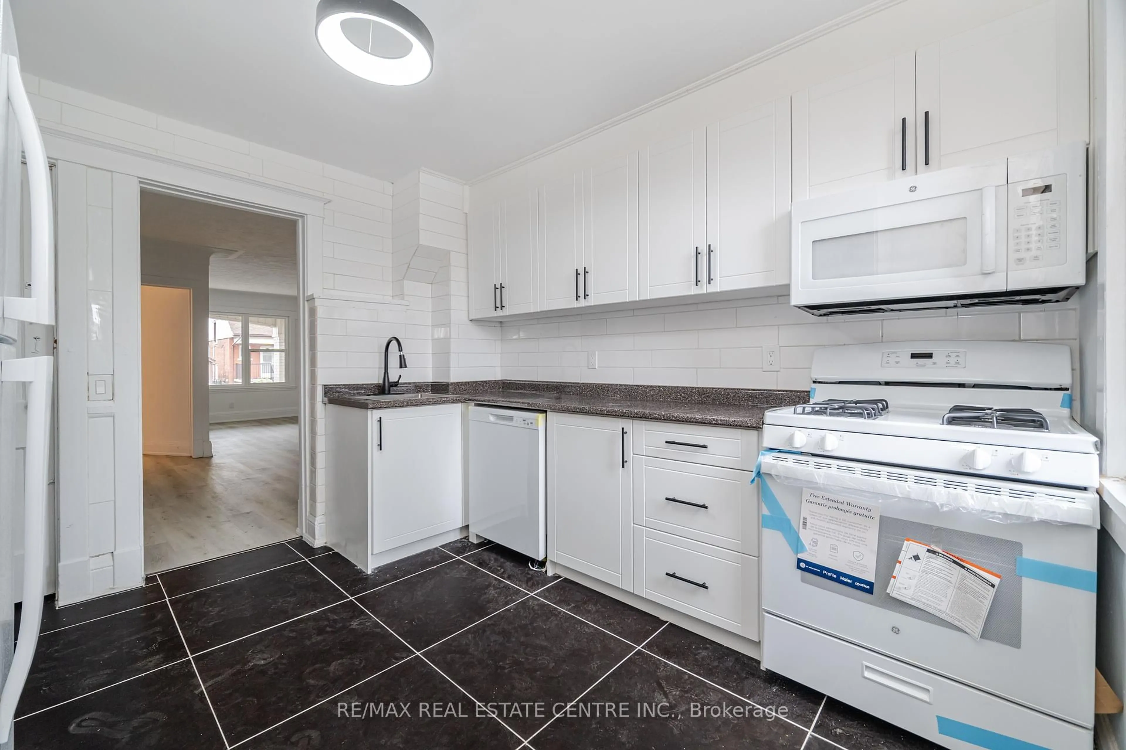 Standard kitchen, ceramic/tile floor for 463 Dunsmure Rd, Hamilton Ontario L8L 1X4