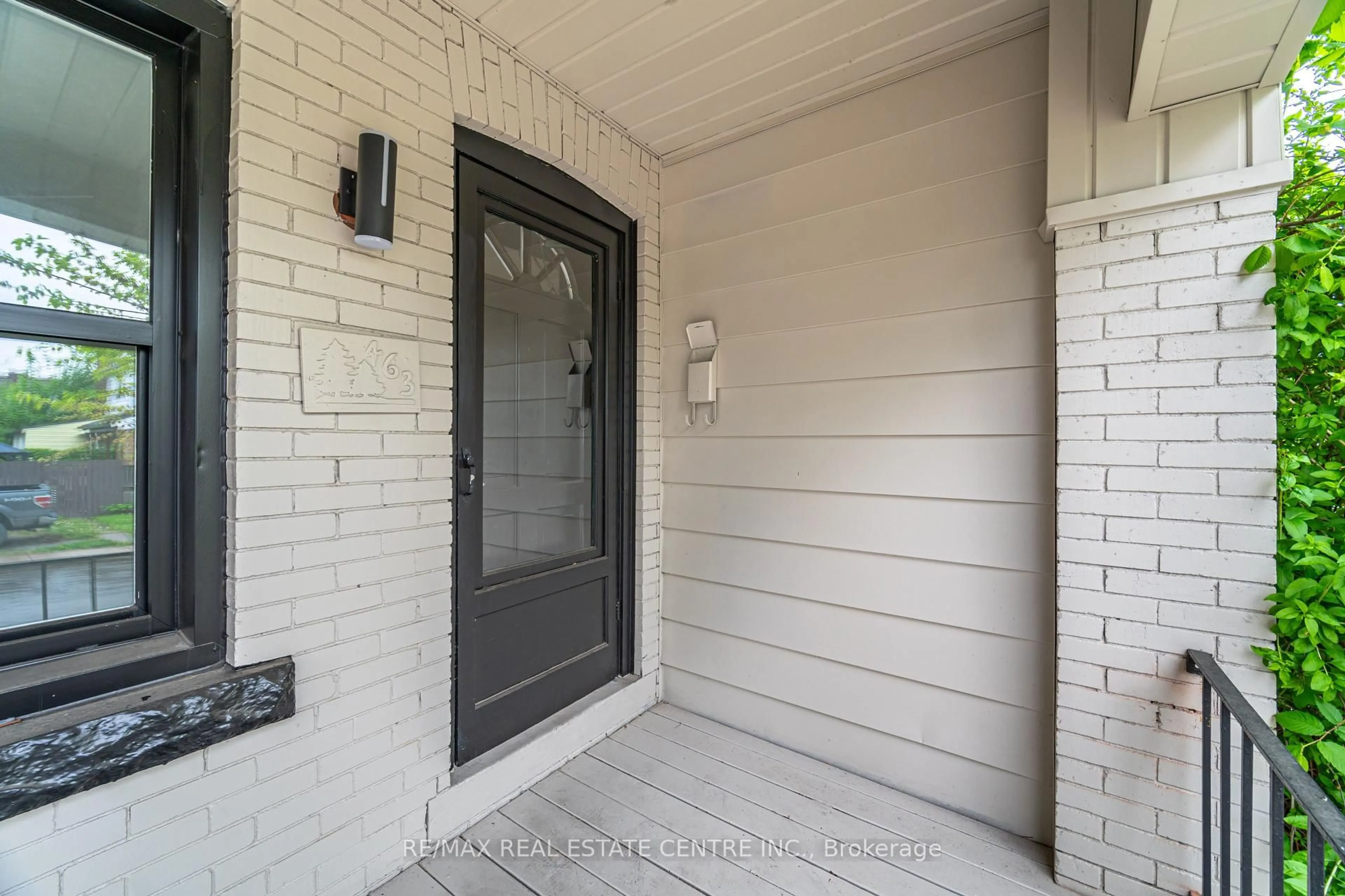 Indoor entryway for 463 Dunsmure Rd, Hamilton Ontario L8L 1X4